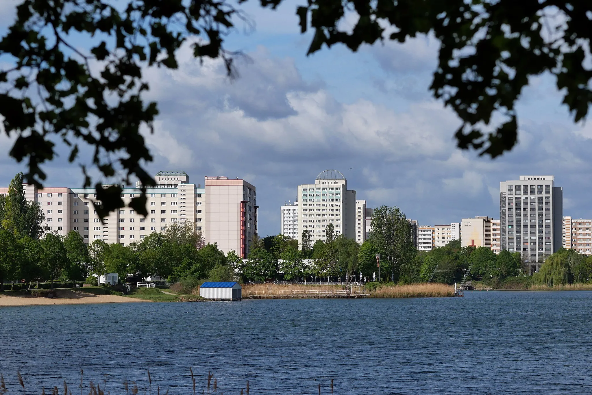 Photo showing: Hochhäuser am Neustädter See in Magdeburg