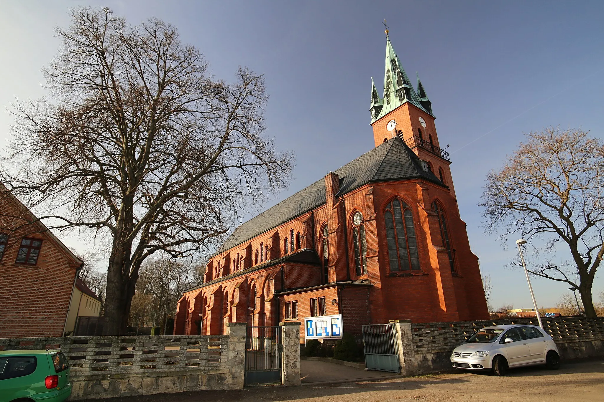 Photo showing: Sankt-Maria-Hilf-Kirche in Magdeburg, aufgenommen mit Weitwinkelobjektiv im Winter.