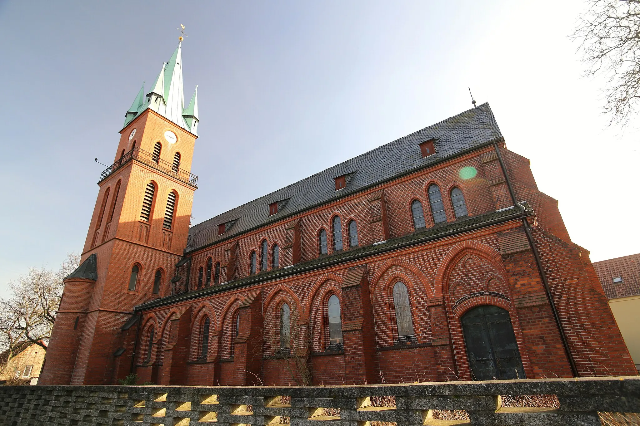 Photo showing: Sankt-Maria-Hilf-Kirche in Magdeburg, aufgenommen mit Weitwinkelobjektiv im Winter.