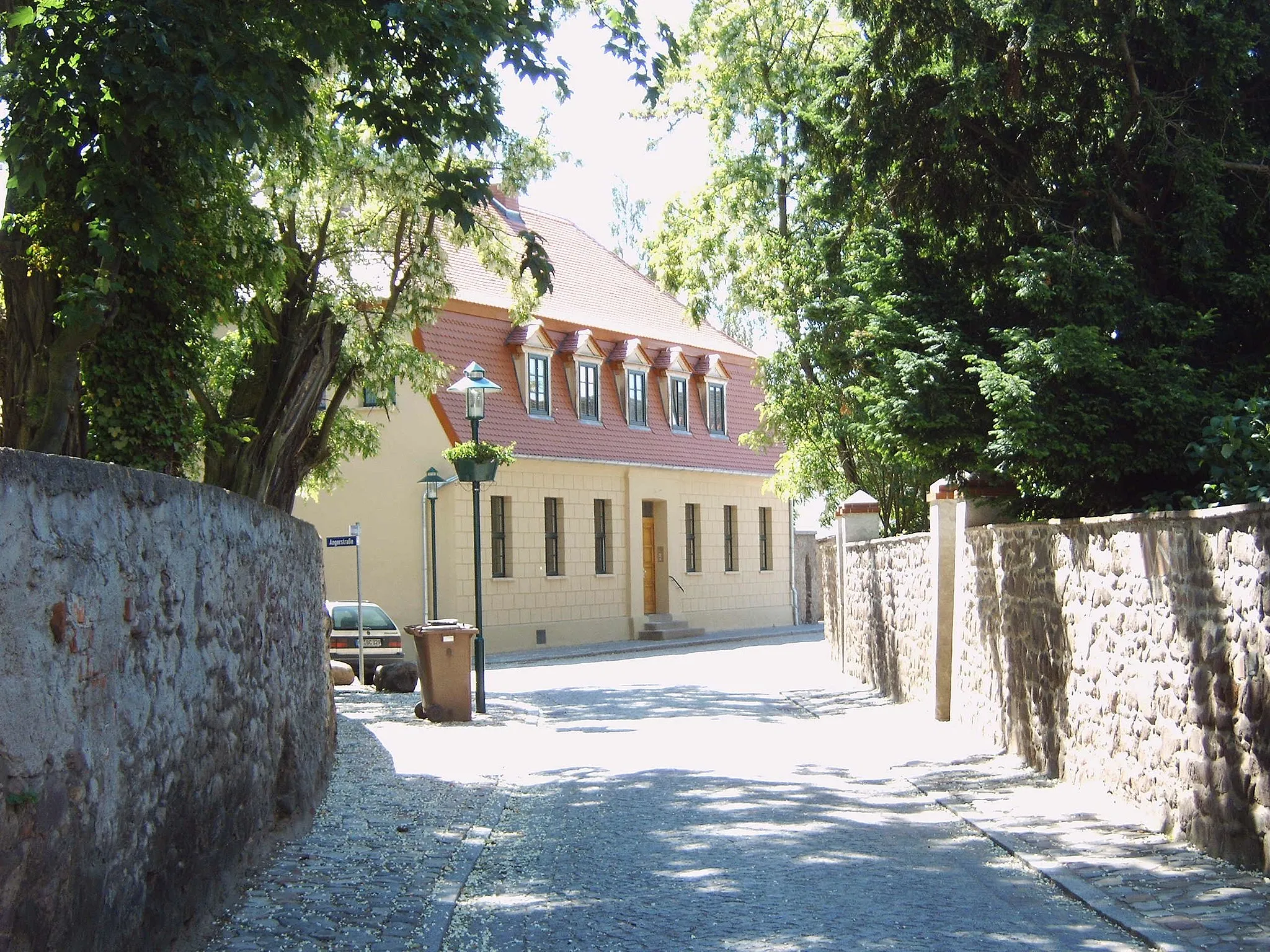 Photo showing: Pfarrhaus (Baudenkmal).