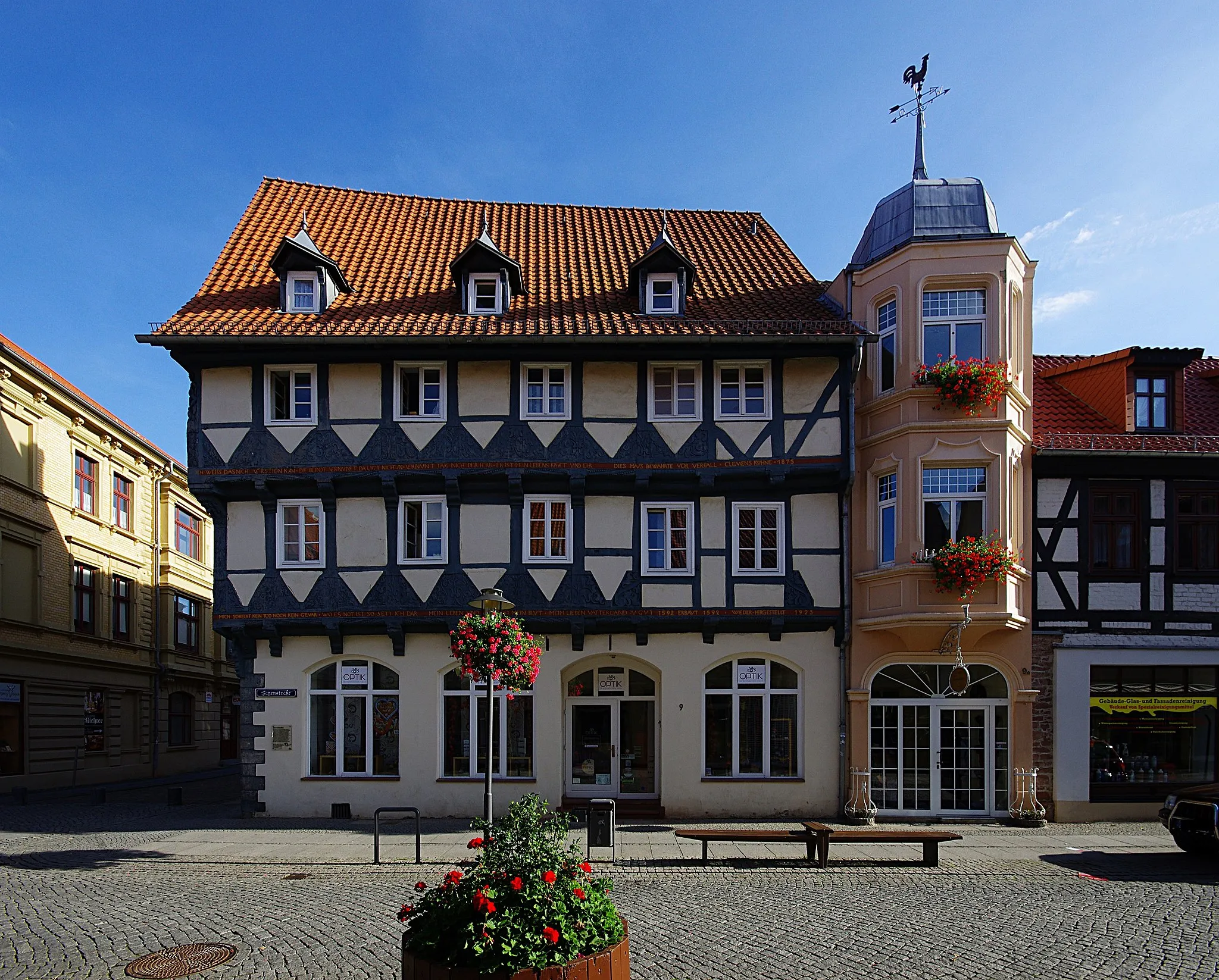 Photo showing: Haldensleben in Sachsen-Anhalt. Das Haus in der Fußgängerzone Hagenstraße steht unter Denkmalschutz. Das Fachwerkhaus ist die Nummer 9, das schmale Haus daneben die Nummer 9a. Das Haus wird auch als das Kühnsches Haus bezeichnet.
