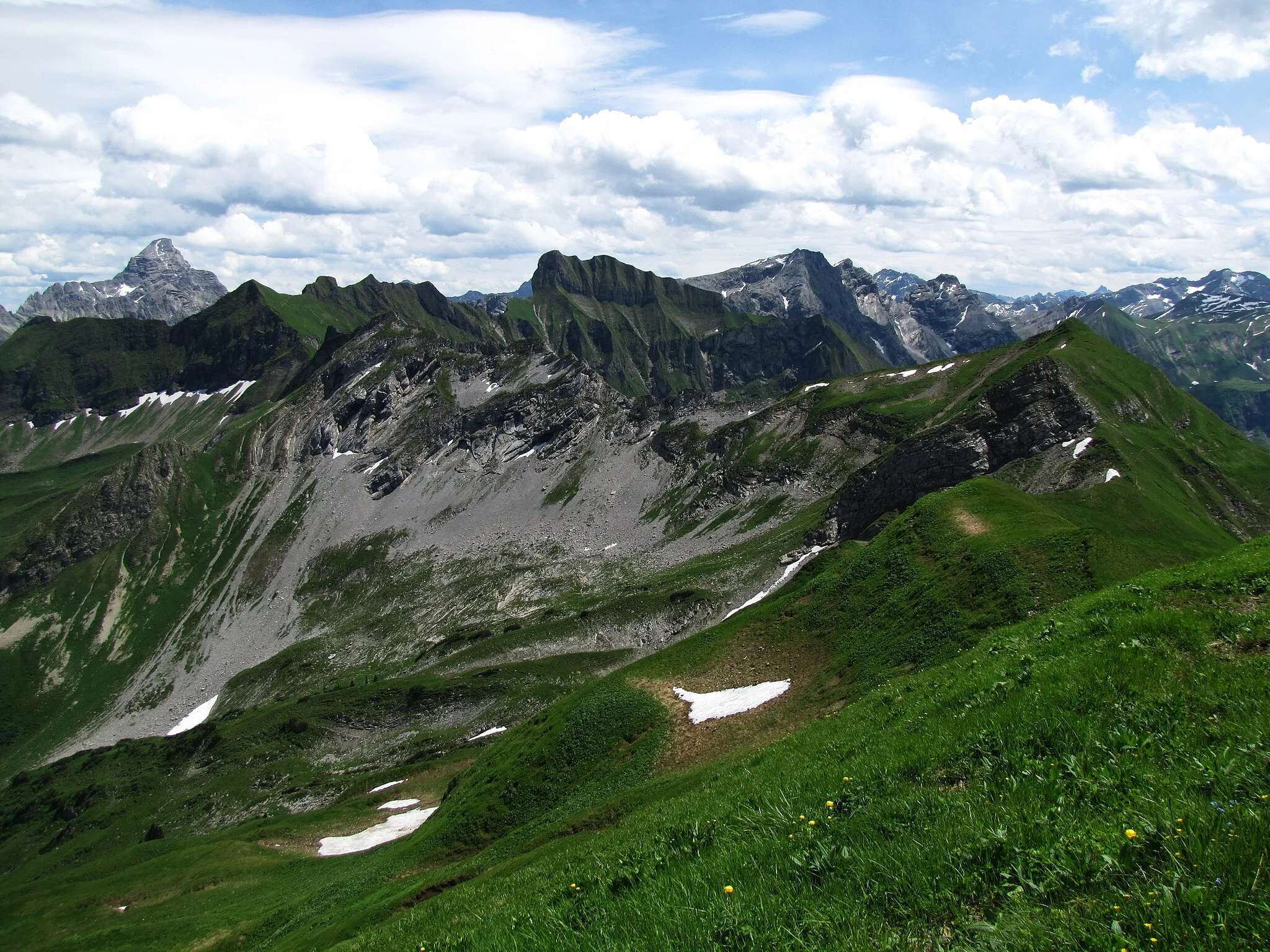 Photo showing: Blick vom Kleinen Seekopf nach Südosten zum Schochen (2100 m) und Lachenkopf (2111 m), dahinter Hochvogel (2592 m), Laufbacher Eck (2178 m), Rotkopf (2194 m), Schneck (2268 m)]] und das Wildenmassiv.