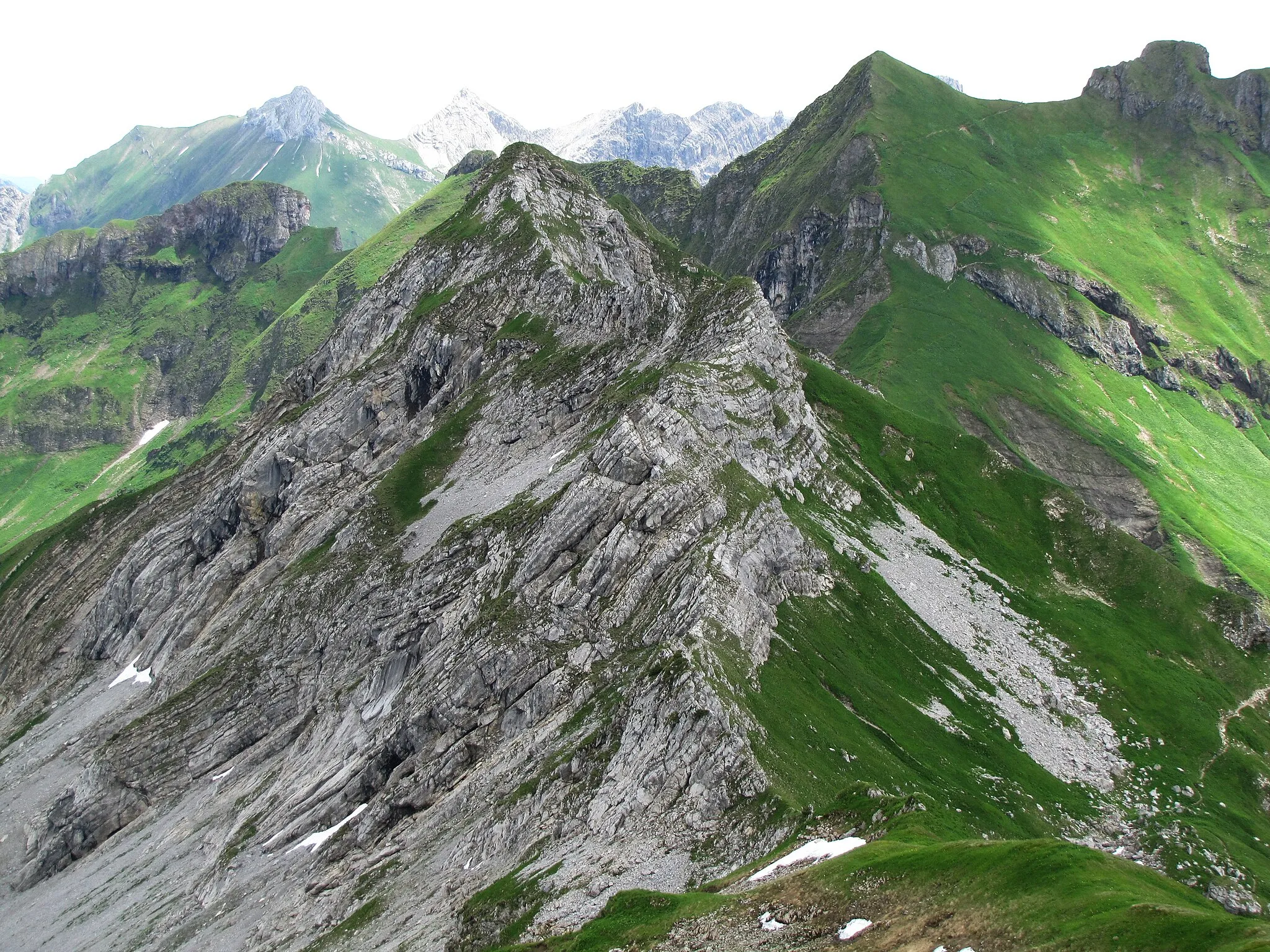Photo showing: Blick vom Schochen (2100 m) nach Osten zum Lachenkopf (2111 m), dahinter das Laufbacher Eck (2178 m).