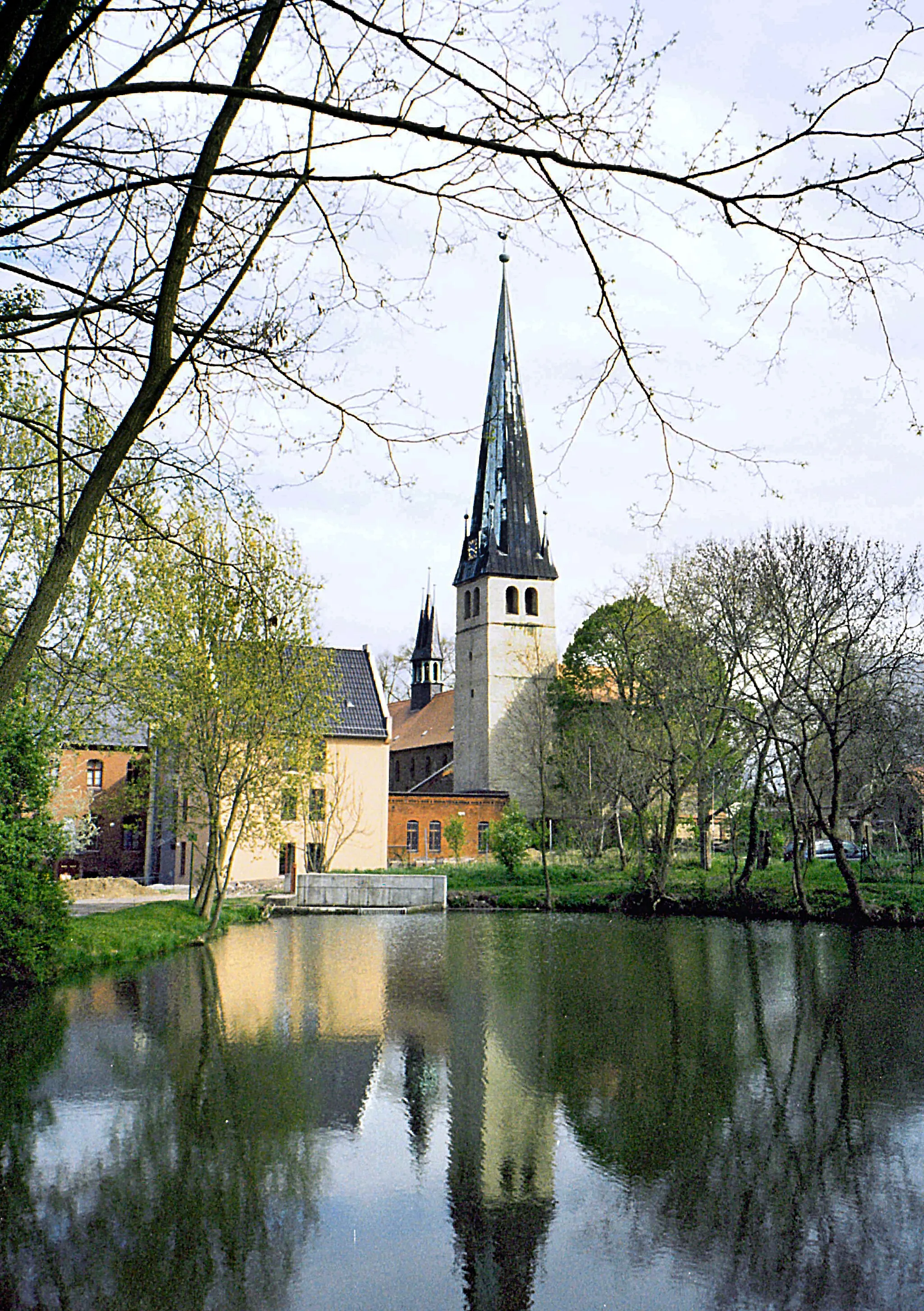 Photo showing: 29.04.2003  39326 Groß Ammensleben (Niedere Börde), Kirchplatz 10 (GMP: 52.231335,11.519906): Kloster Ammensleben. Ehemaliges Benediktinerkloster, 1120 als Augustiner-Chorherrenstift gegründet und bald danach den Benediktinern übertragen. Klosterkirche St. Peter und St. Paul, dreischiffige romanischen Pfeilerbasilika (2. Hälfte 12. Jahrhundert, 1230 aufgebrannt und um 1300 erneuert). Im 
Mittelschiff spätgotisches Kreuzrippengewölbe. An der Nordseite Marienkapelle (geweiht 1523). Heute katholische Pfarrkirche.                                         [F20030429A10.jpg]20030429640NR.JPG(c)Blobelt