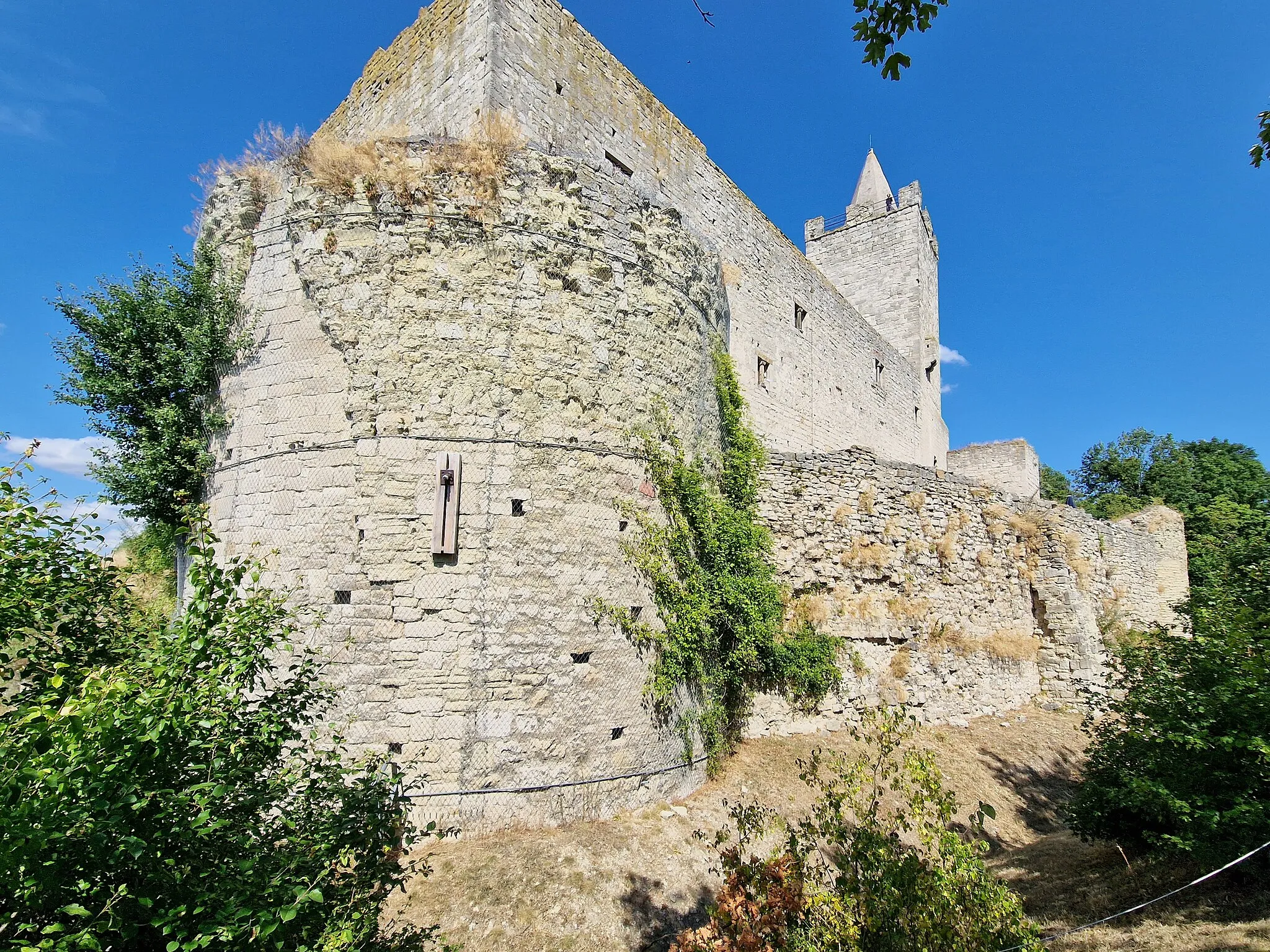 Photo showing: Corner tower of the Rudelsburg in Bad Kösen, southwest side