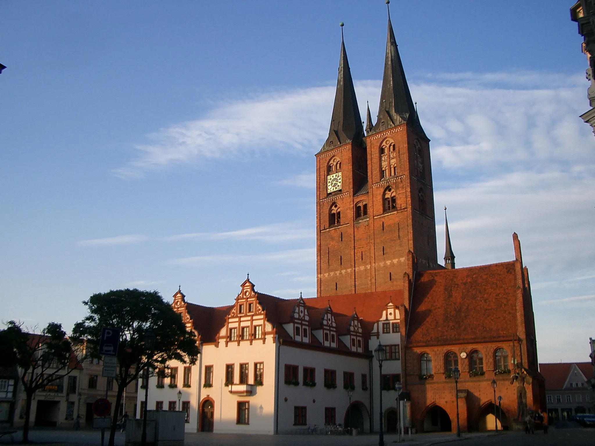 Photo showing: Markt in Stendal mit Marienkirche, Rathaus und Roland