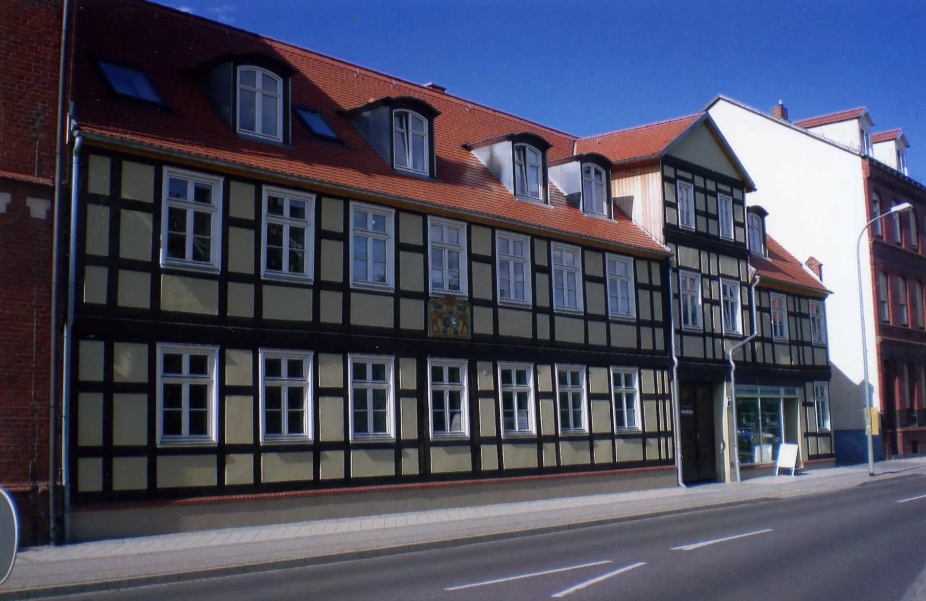 Photo showing: Freihaus des Generals du Moulin der in Stendal wohnte und starb. Die Adresse ist: Altes Dorf 32a. Das Haus steht unter Denkmalschutz.
