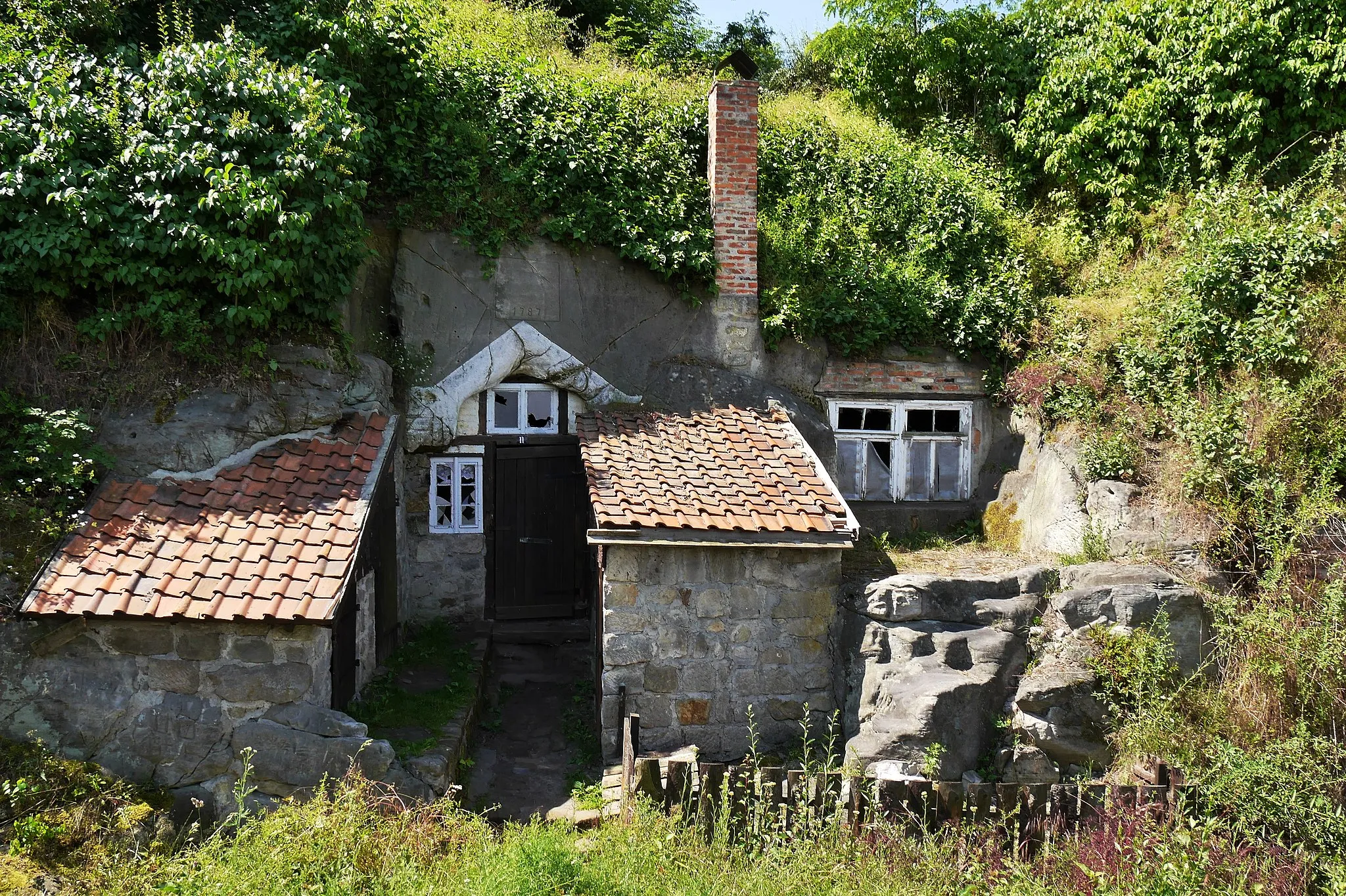 Photo showing: Ansicht einer Höhlenwohnung in Langenstein, südwestlich von Halberstadt