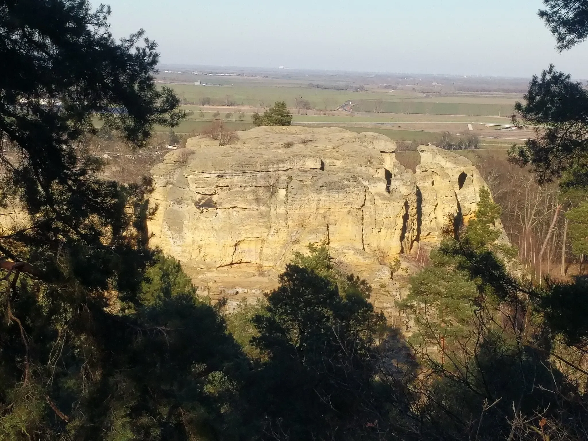 Photo showing: Der Klusfelsen, ganz rechts die Kapelle, wie man ihn von Süden, von Schöne Sicht sieht