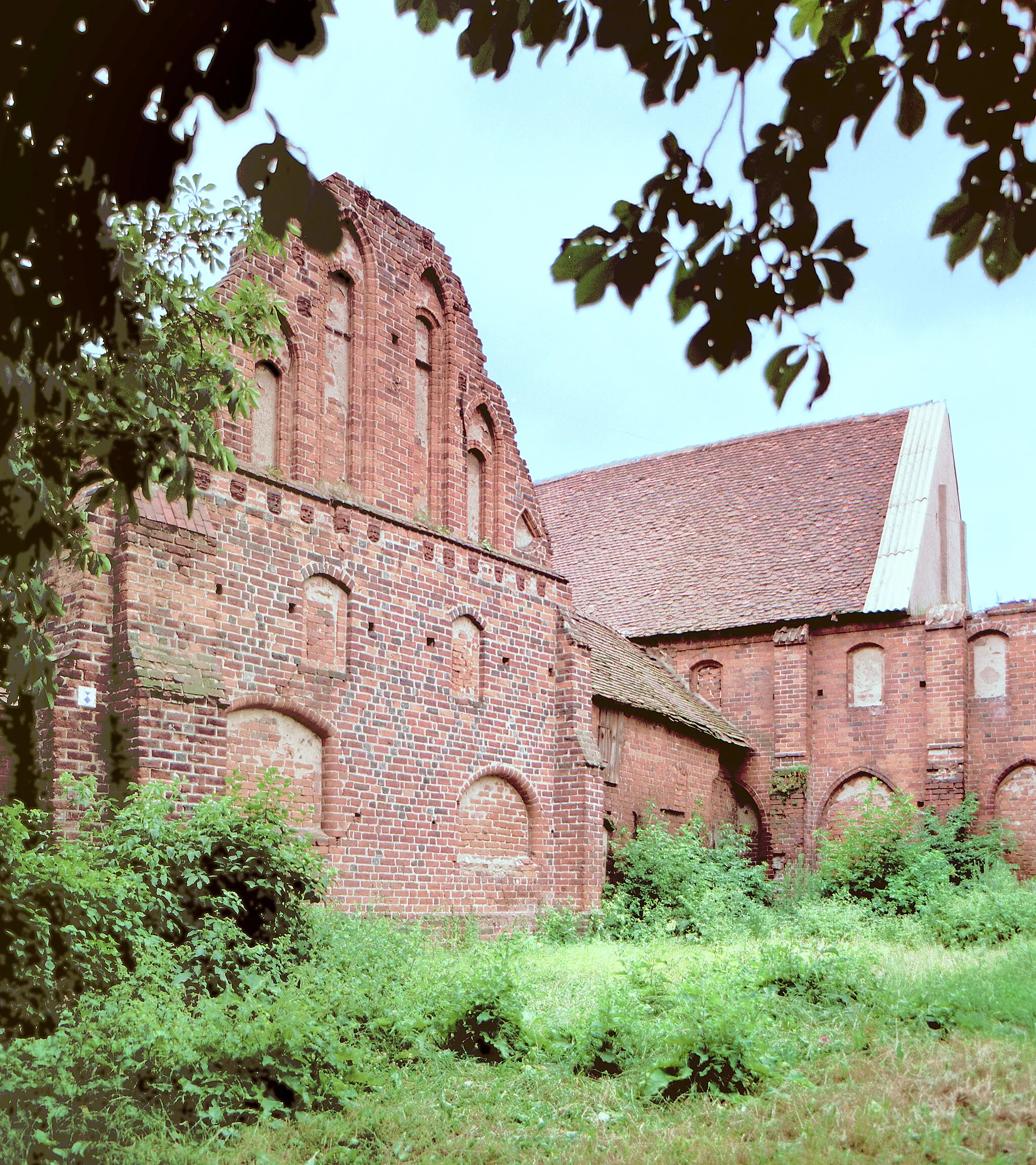 Photo showing: 18.07.1986  DDR-3504  [39590]  Tangermünde, Klosterberg 3: Das ehemalige Dominikanerkloster (GMP: 52.538717,11.968337) wurde 1434 gegründet. Dieser Bettelorden hatte es sich zur Aufgabe gemacht, seelsorgerische Arbeit in den Städten zu leisten. Nach Einführung der Reformation, in Tangermünde bereits 1538, wurde das Kloster aufgelöst und ein Hospital eingerichtet, das bis 1829 bestand. Die Klosterkirche Allerheiligen wurde bereits 
während des 30-jährigen Krieges durch dänische Truppen zerstört. Die ehemaligen Klausurgebäude erfuhren im Laufe der Jahrhunderte umfangreiche bauliche Veränderungen. Seit Jahrzehnten werden sie privat genutzt.                                                                                                               [R19860718B09.TIF]19860718300NR.JPG(c)Blobelt