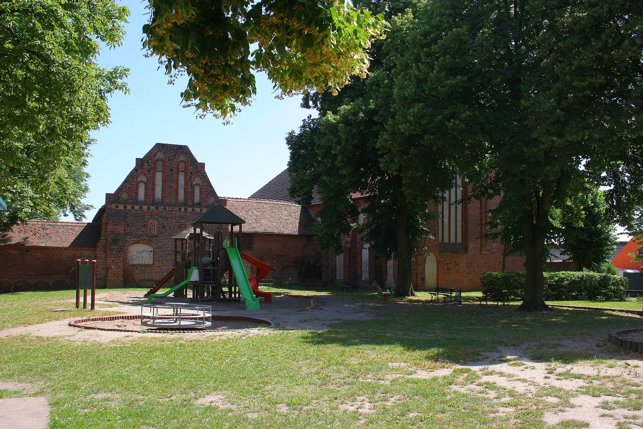 Photo showing: Stadtrundgang Tangermünde - Reste Zisterzienserkloster - heute Wohnhaus mit Scheune