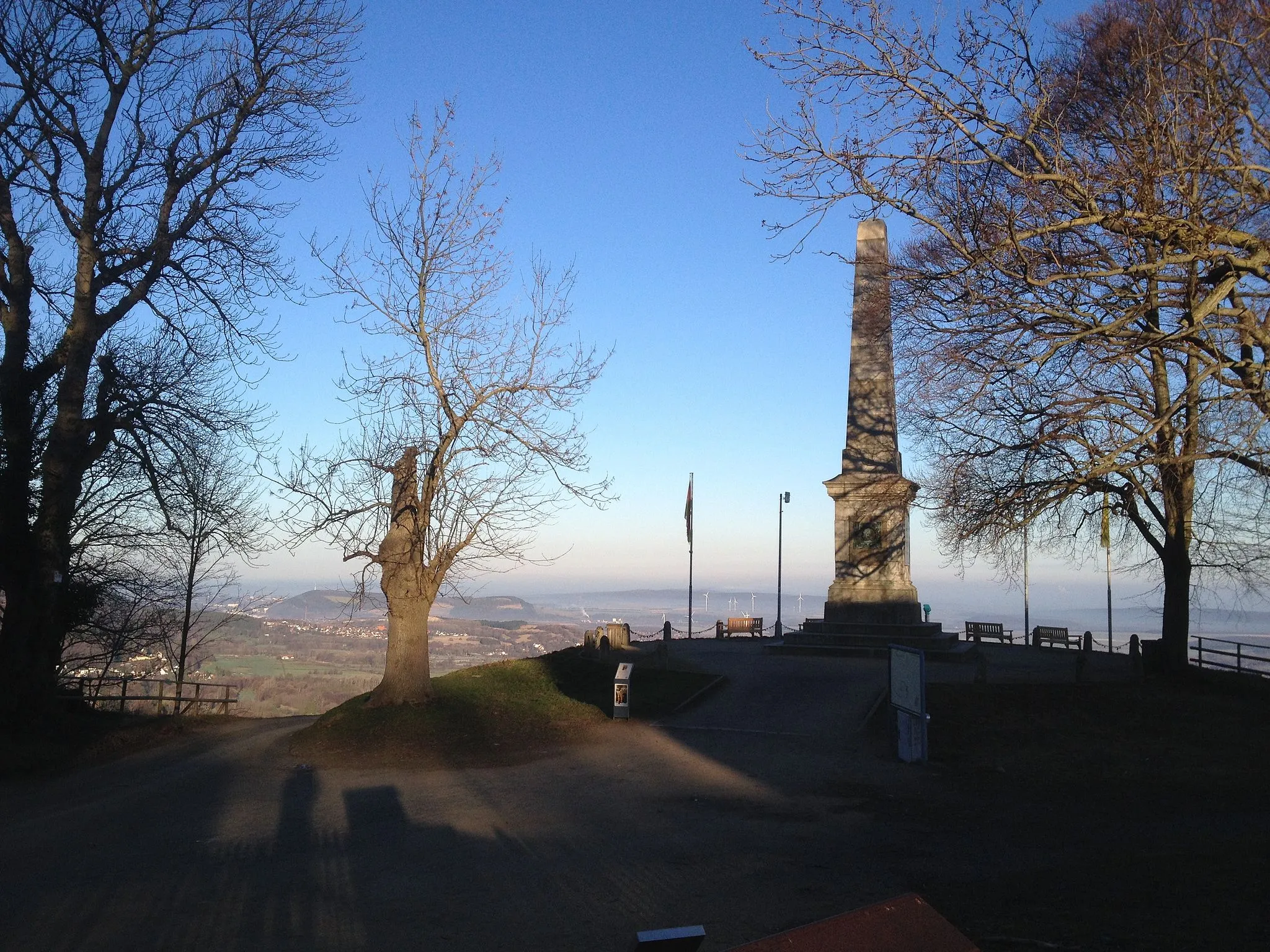 Photo showing: Bad Harzburg, Großer Burgberg, Canossasäule, im Hintergrund der Sudmerberg (Goslar)