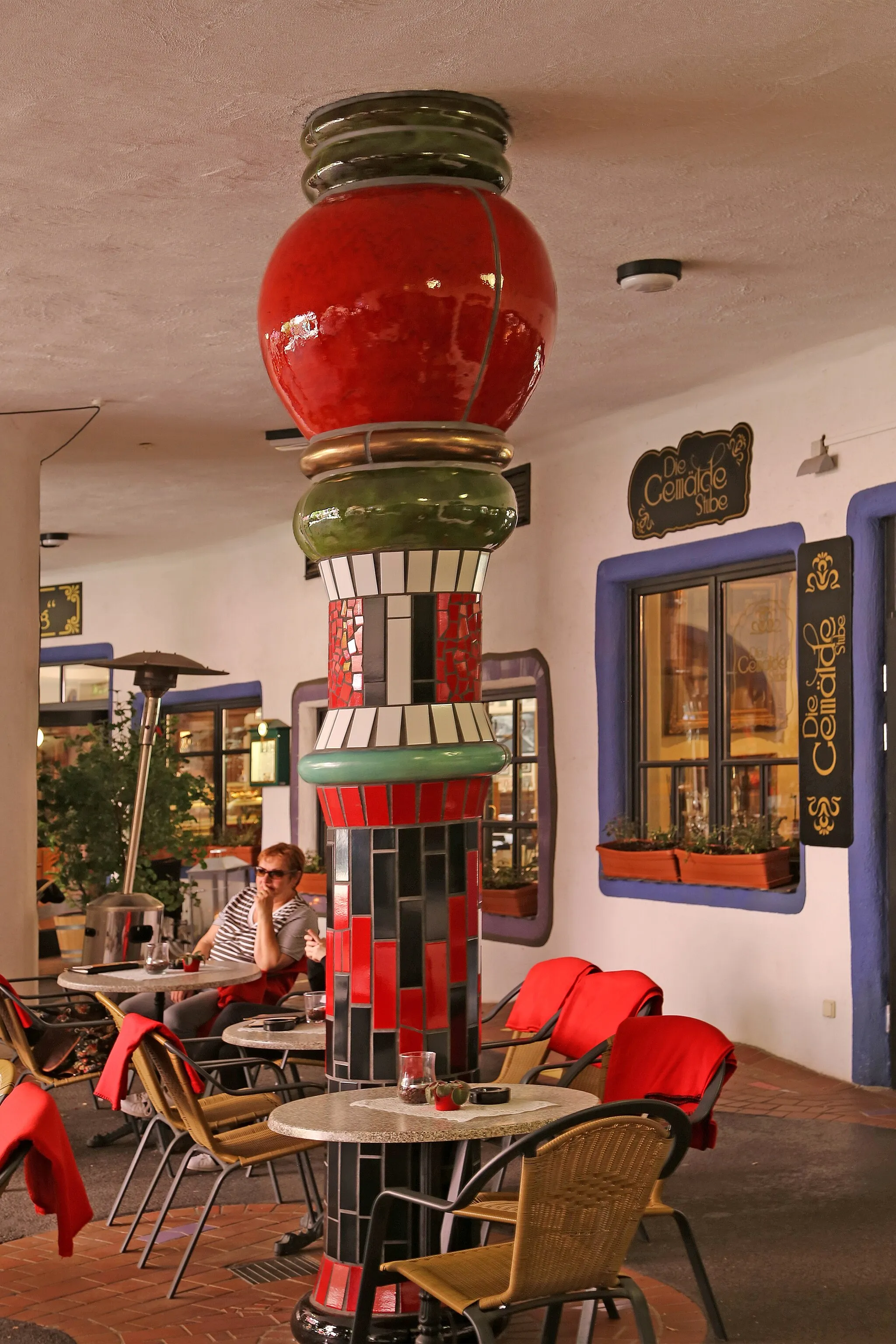 Photo showing: Interior in the Green Citadel of Magdeburg. The building was designed by Friedensreich Hundertwasser and finished in 2005.