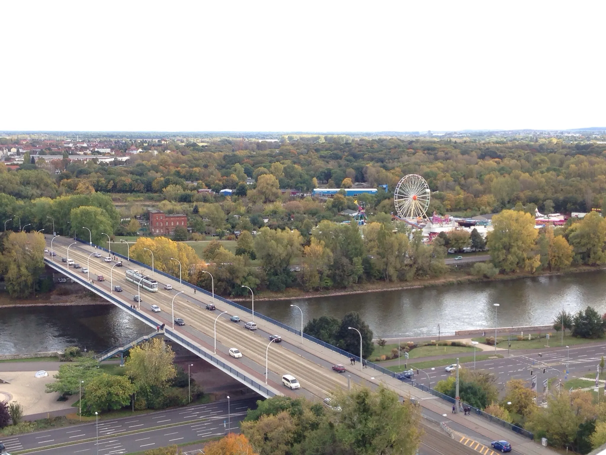 Photo showing: Magdeburg Neue Strombrücke, im Hintergrund die Magdeburger Messe