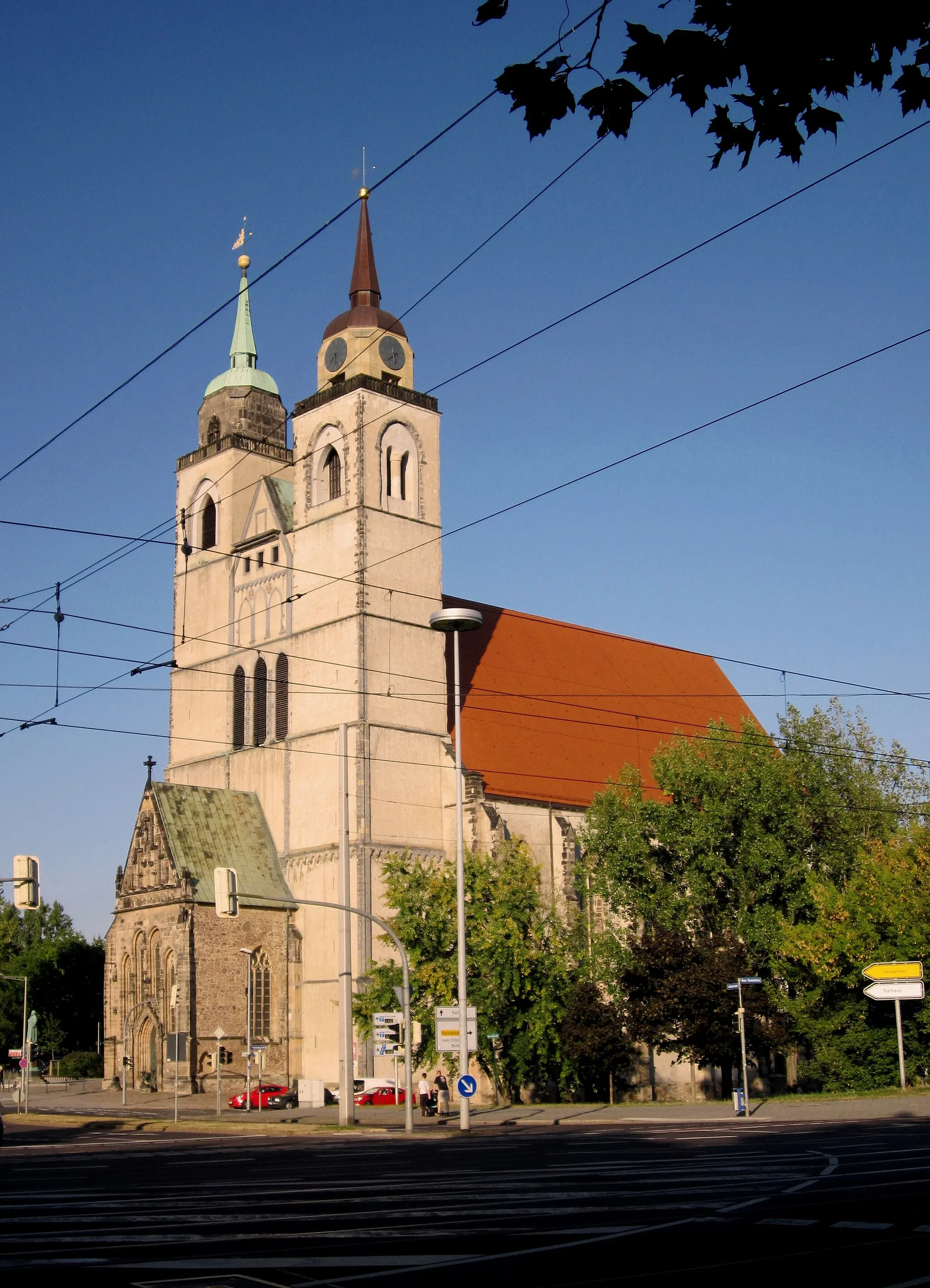 Photo showing: Blick vo S-W  auf Westtürme und wiederhergestelltes Dach des Kirchenschiffs