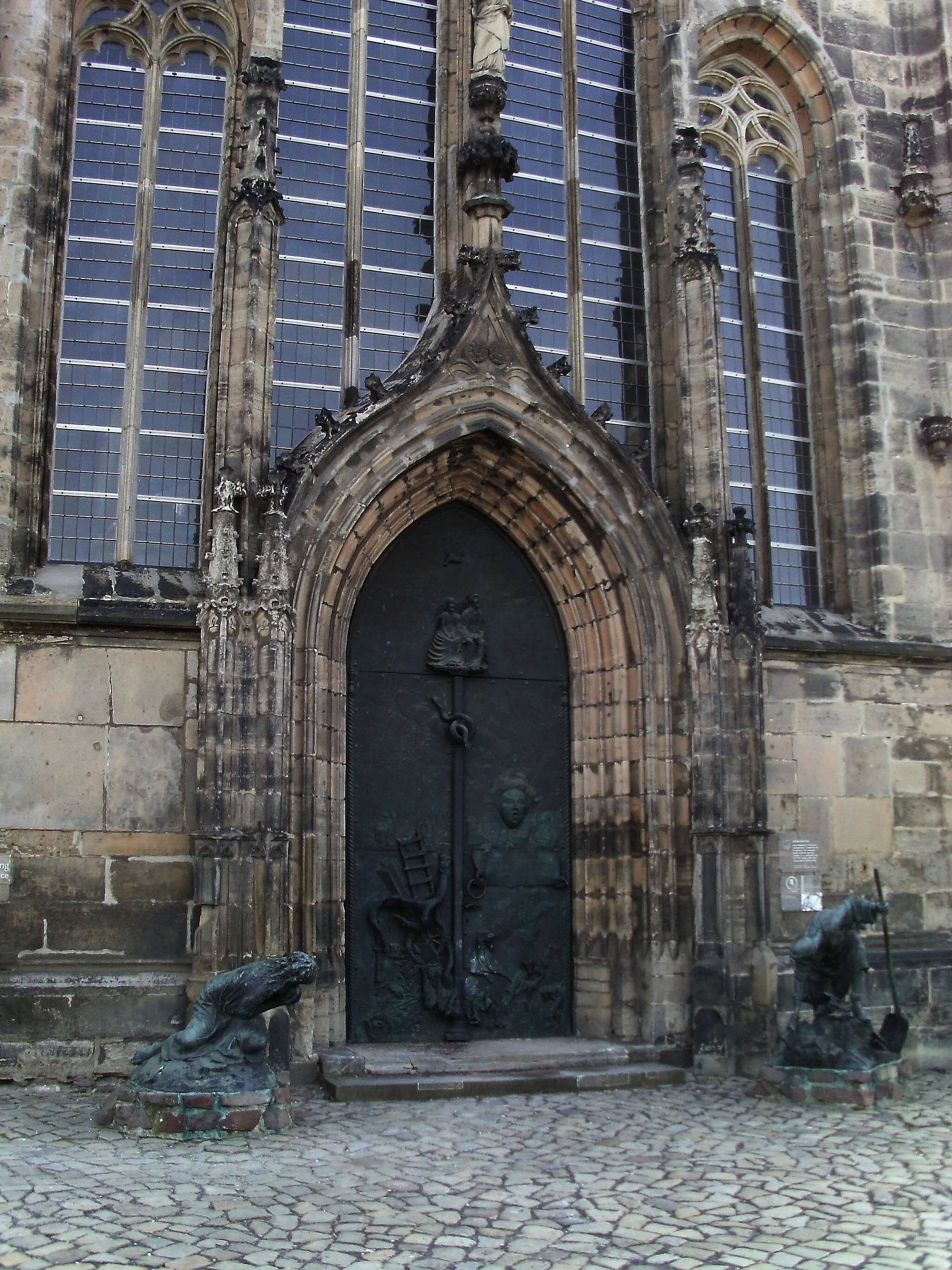 Photo showing: Portal of St. John's Church in Magdeburg with bronze door by Heinrich Apel