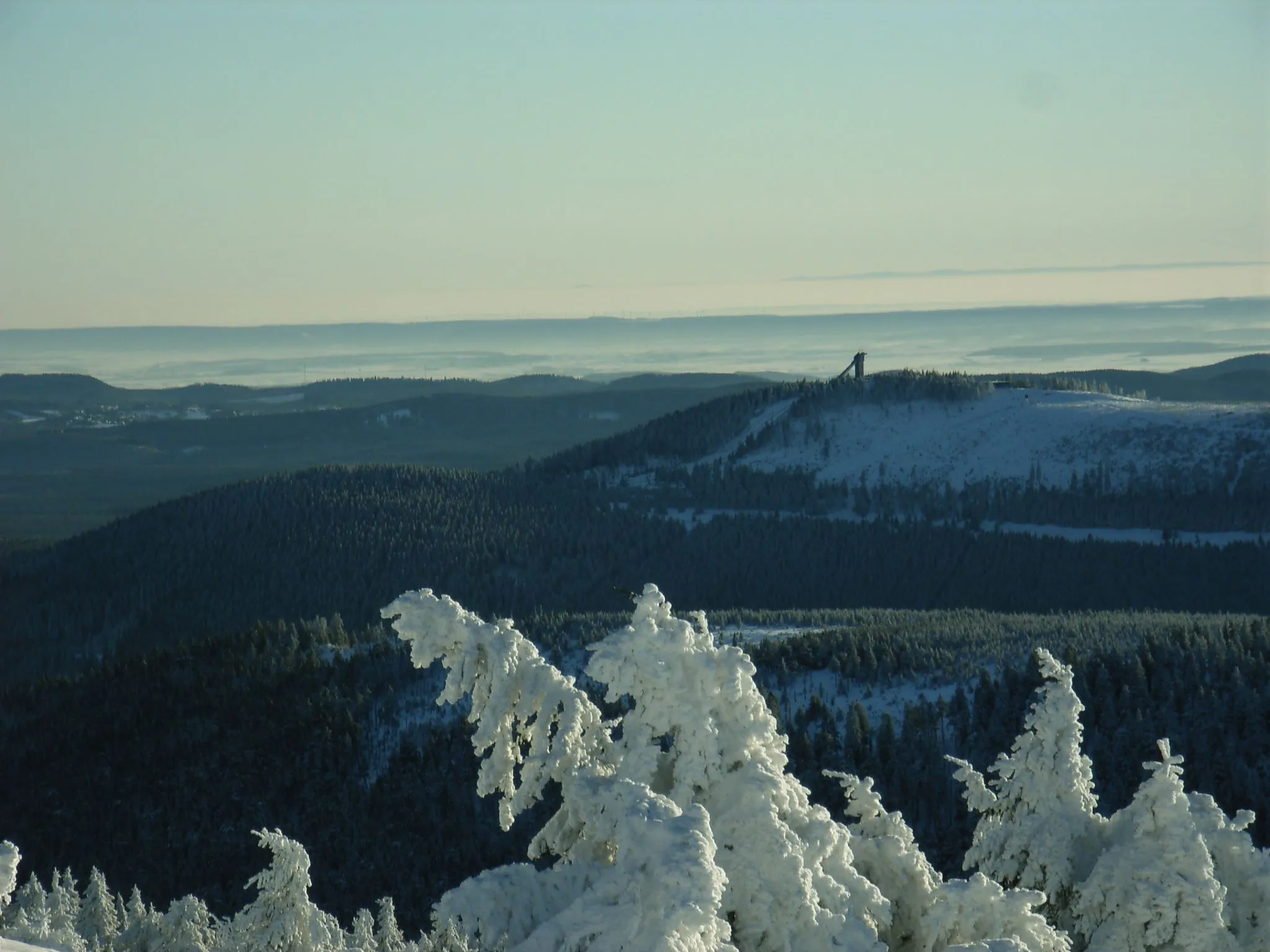 Photo showing: Blick auf die Wurmbergschanze vom Brocken aus gesehen