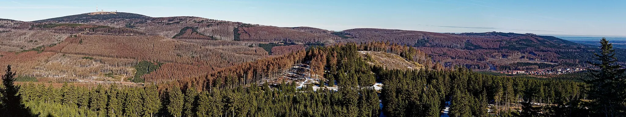 Photo showing: Blick nach Norden vom Wurmberg auf den Brocken und Schierke