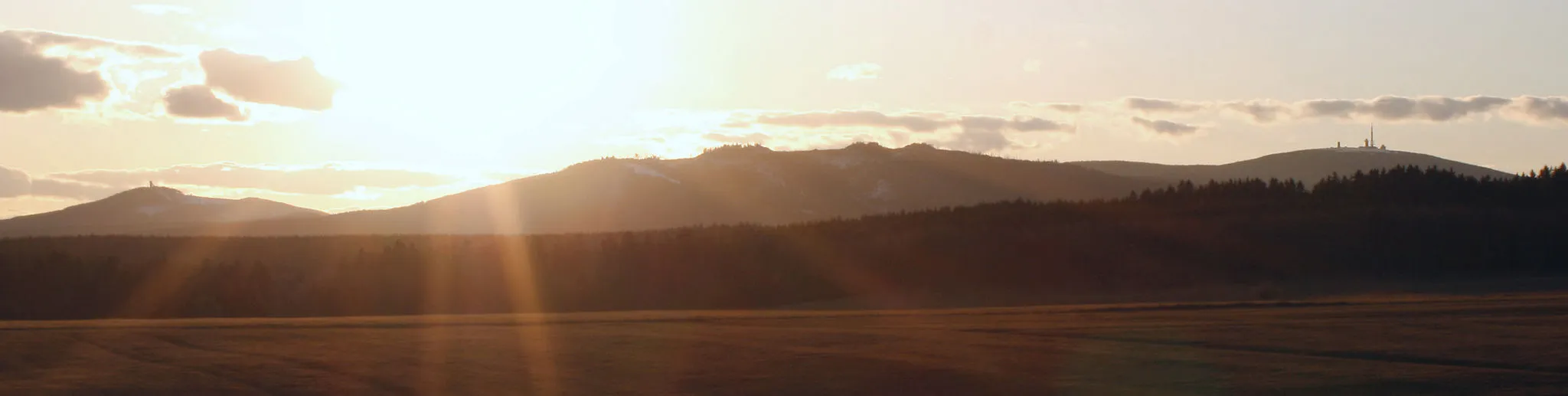 Photo showing: The mountains of the Wurmberg, Hohnekamm, and Brocken (from left to right) seen from the east from Büchenberg. Harz mountains, Germany