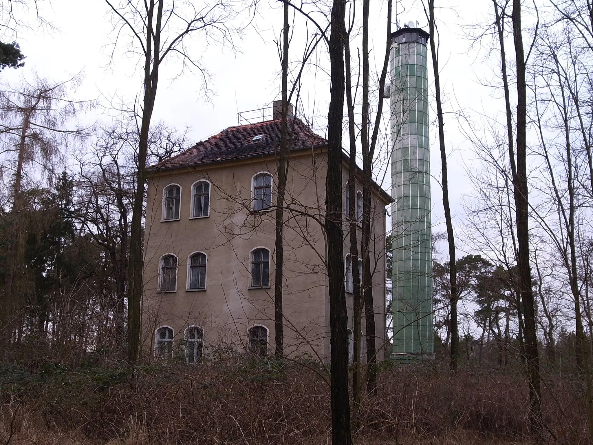 Photo showing: Dessau-Roßlau, Ortsteil Rodleben, Jagdhaus Spitzberg (Baudenkmal im Denkmalverzeichniss Sachsen-Anhalt, Erfassungsnummer:  094 41283 000 000 000 000 [1])