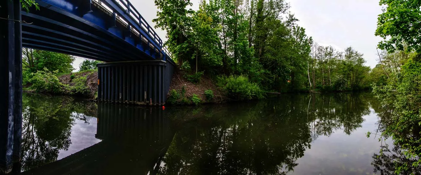 Photo showing: Entrance to Kühns Loch under the bridge of Schleusenstrasse