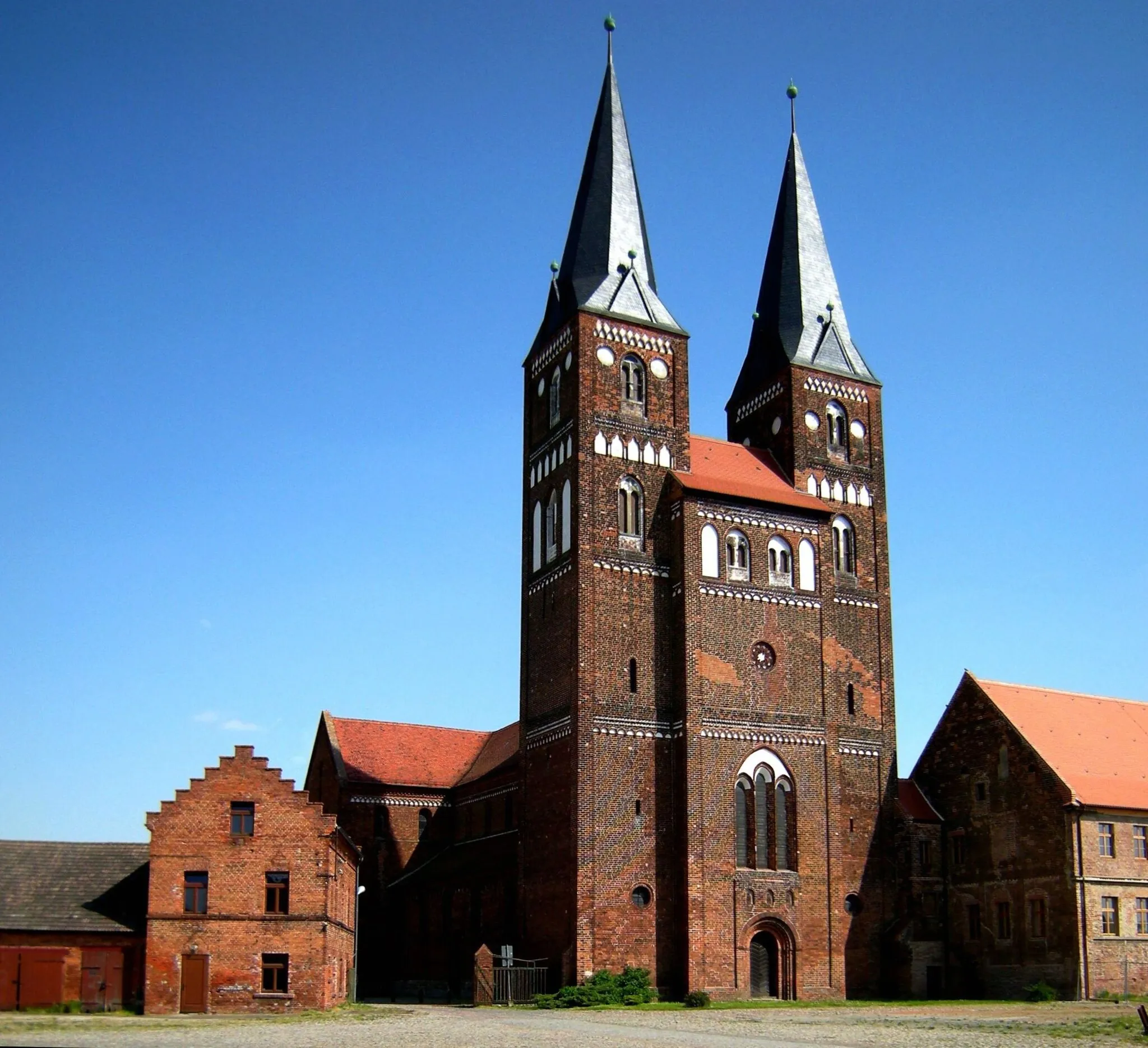 Photo showing: frühgotische oder auch romano-gotische Doppelturmfassade (1256–1262) der Abteikirche Jerichow (Chor und Schiff 1149–1172)