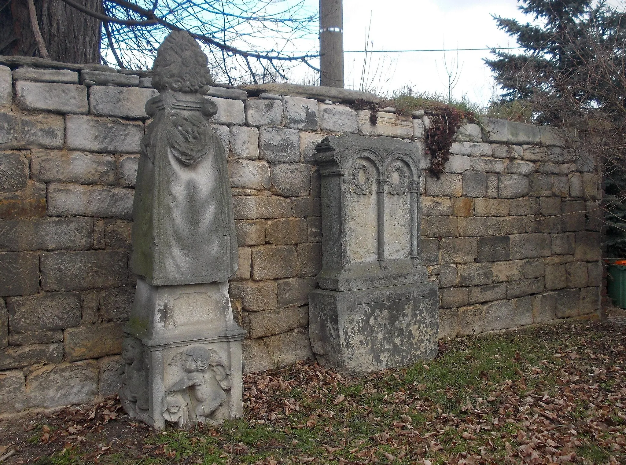 Photo showing: Keutschen church (Hohenmölsen, district: Burgenlandkreis, Saxony-Anhalt), gravestones at the churchyard wall