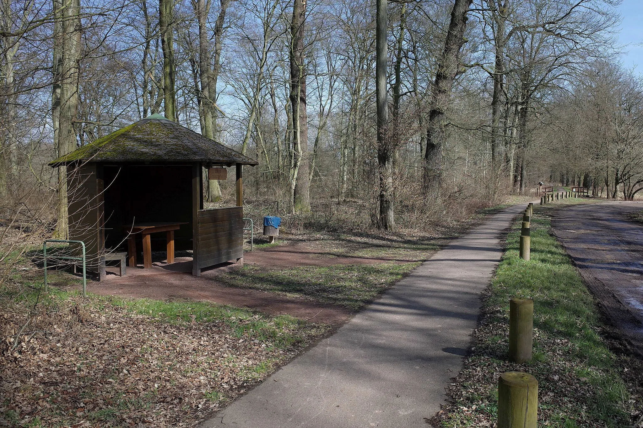 Photo showing: Dessau-Roßlau, Ortsteil Waldersee. Rastplatz An der Großmutterbrücke. Auf dem Rad- und Wanderweg verlaufen die Routen Europaradweg R1, Elberadweg, Radweg Deutsche Einheit, D-Routen 3, 10 und 11, Oranier-Route, Lutherweg, Europäischer Fernwanderweg E11 und die regionale Radroute Gartenreichtour Fürst-Franz [1].