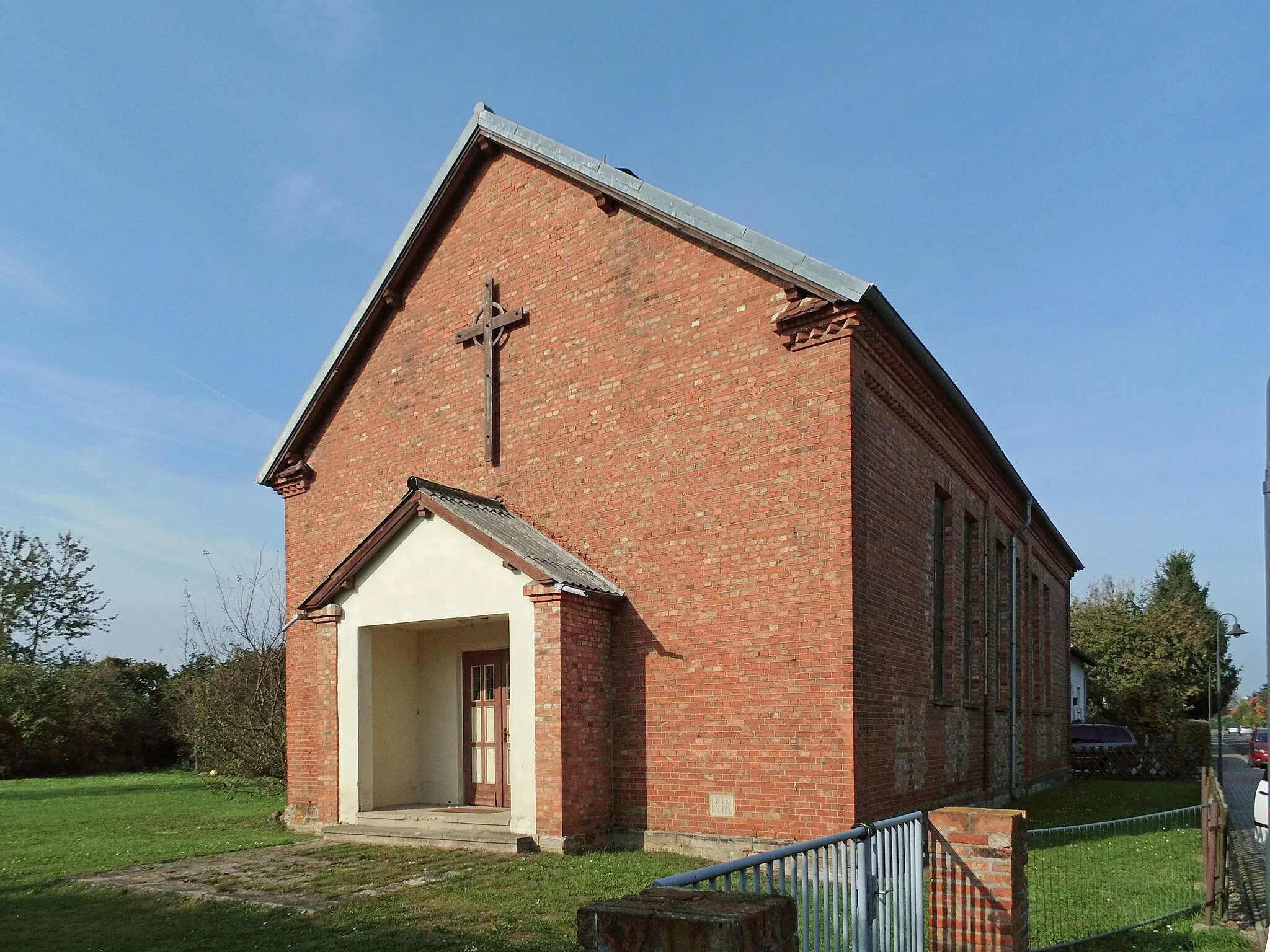 Photo showing: Ehemalige katholische Heilig-Kreuz-Kirche in Hornhausen bei Oschersleben.