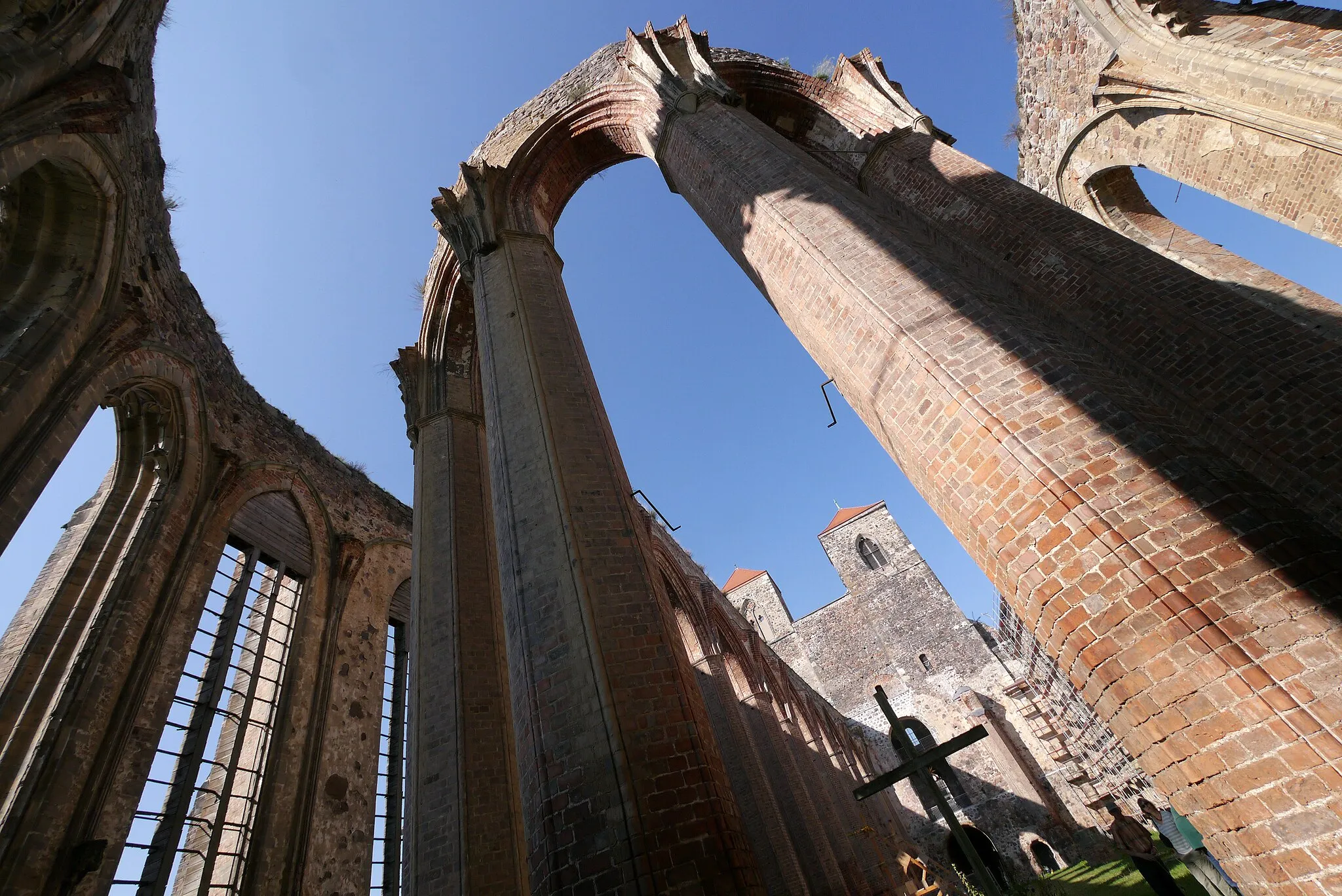 Photo showing: Kirchenruine St. Nikolai Zerbst / Sachsen-Anhalt. Säulen des Innenraumes.