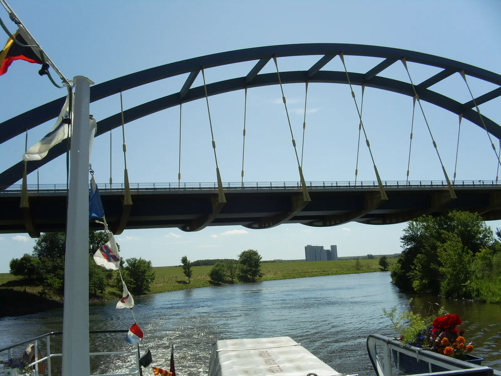 Photo showing: Autobahnbrücke A14, Saale bei Plötzkau, hinten neue Mühle Alsleben