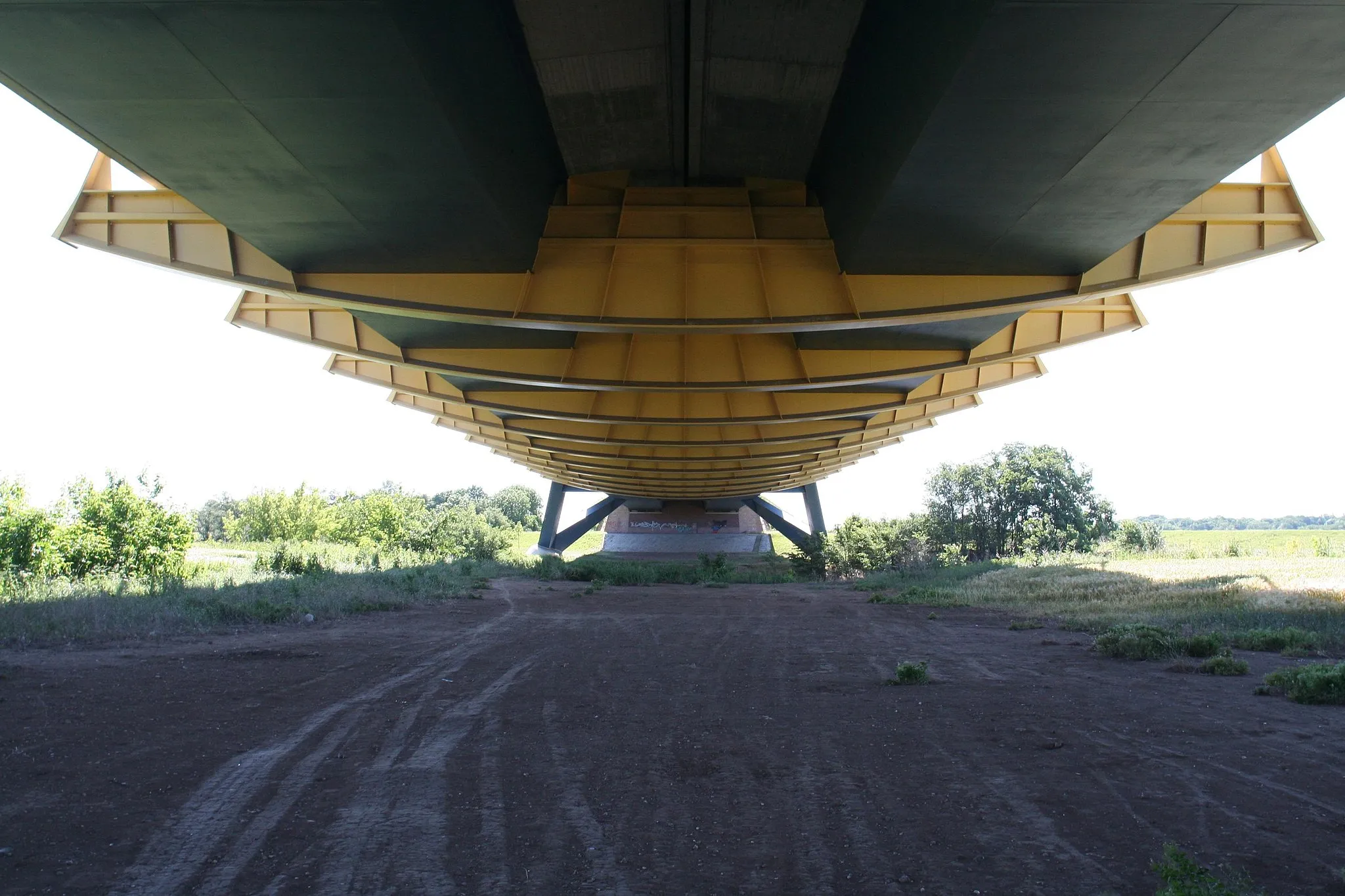 Photo showing: Saalebrücke der A14 bei Beesedau, OT Könnern in Sachsen-Anhalt