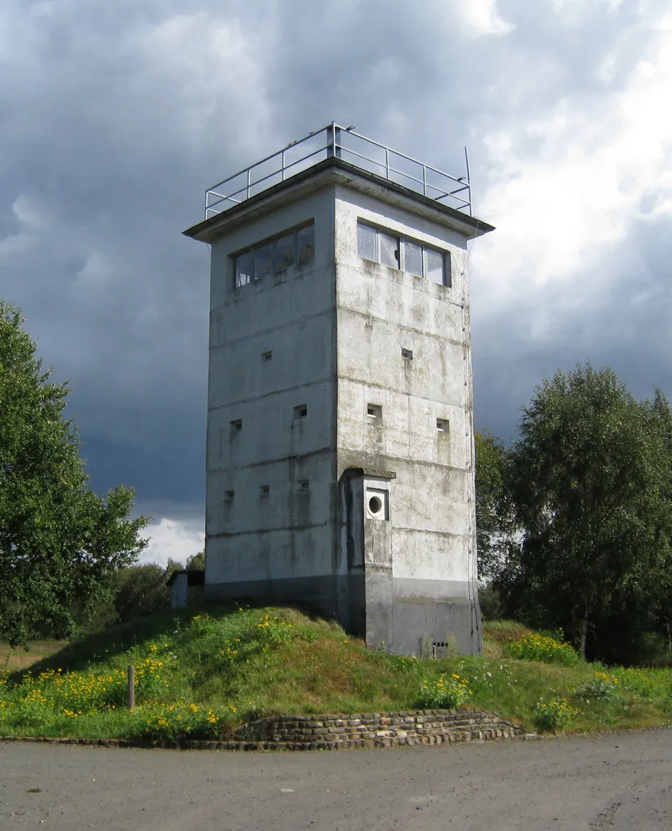 Photo showing: Führungstelle or Kommandoturm ("command tower") near Böckwitz on the former inner German border.