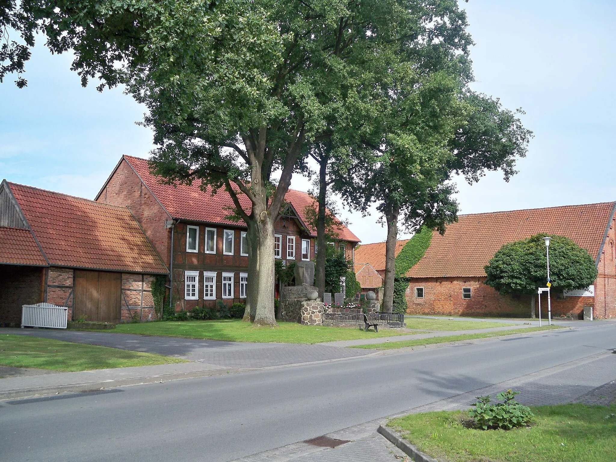 Photo showing: Zicherie, Lower Saxony, Village centre with war commemoration monuments