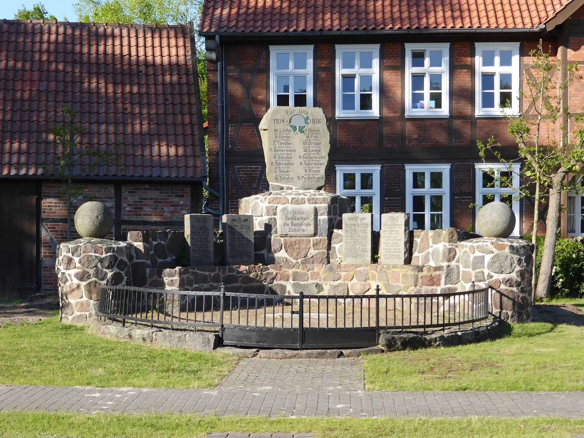 Photo showing: Kriegerdenkmal in Zicherie.