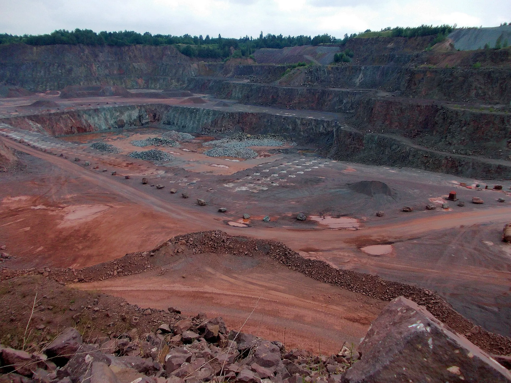 Photo showing: Steinbruch Bebertal - 2011 Mineraliensammeln am Wochenende nur nach Anmeldung in Gruppen