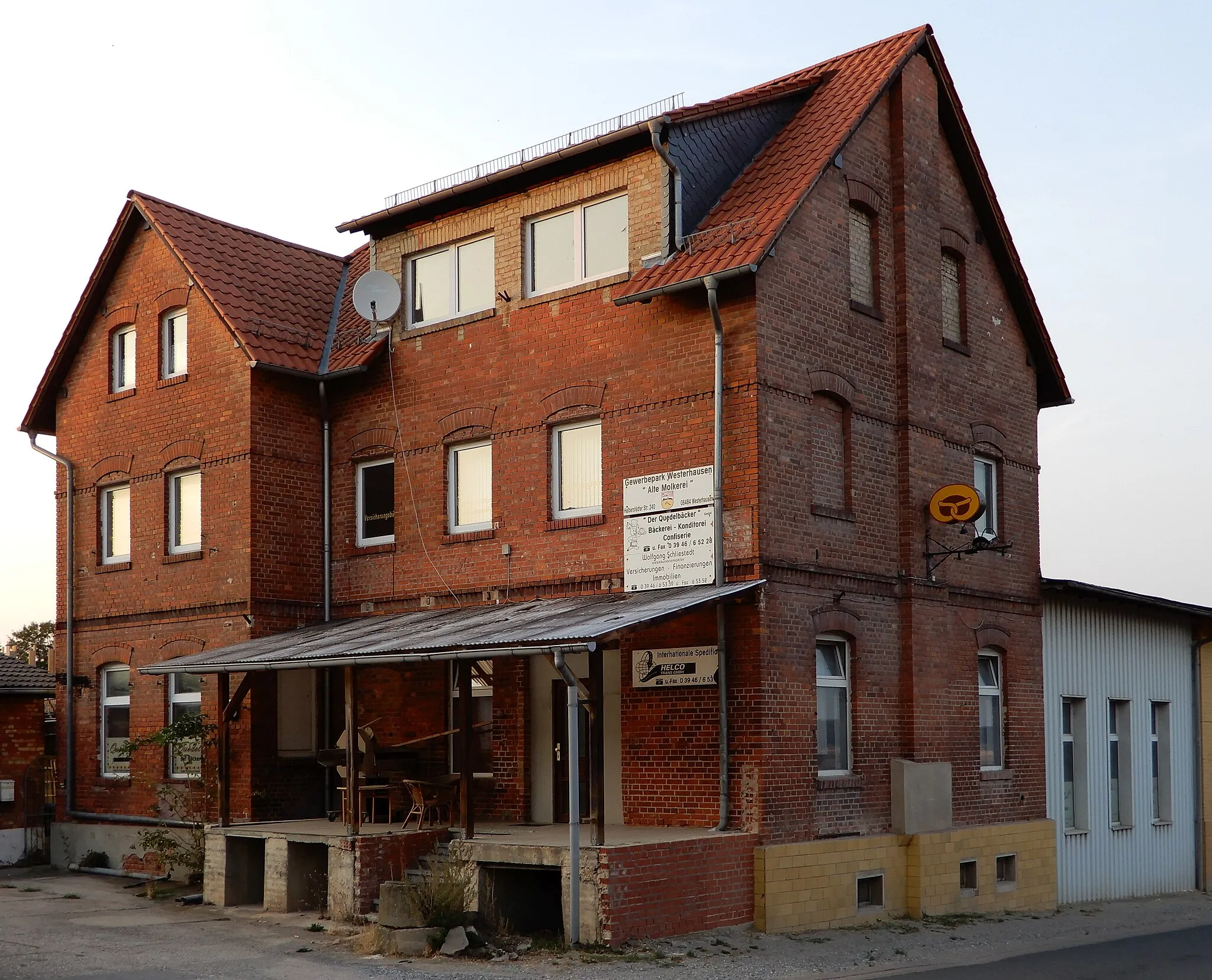 Photo showing: Alte Molkerei Westerhausen, nach 1990 Gewerbegebiet Nord mit wechselnder und unterschiedlicher Nutzung