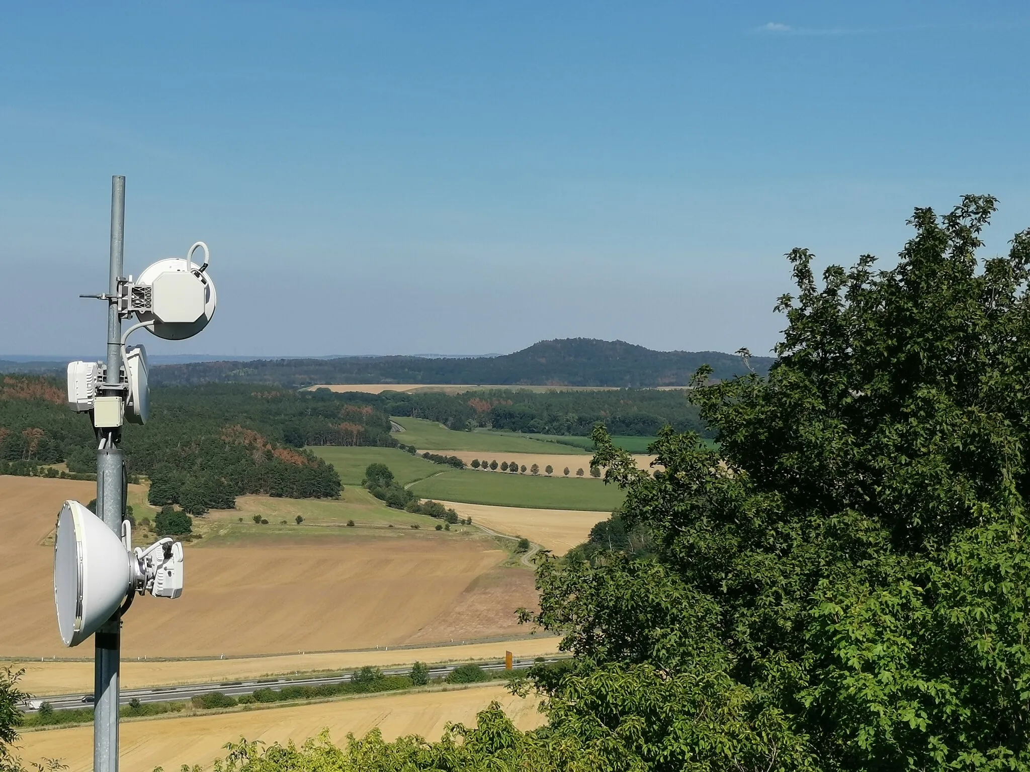 Photo showing: Blick von der Burgruine Altenburg auf den Hoppelberg