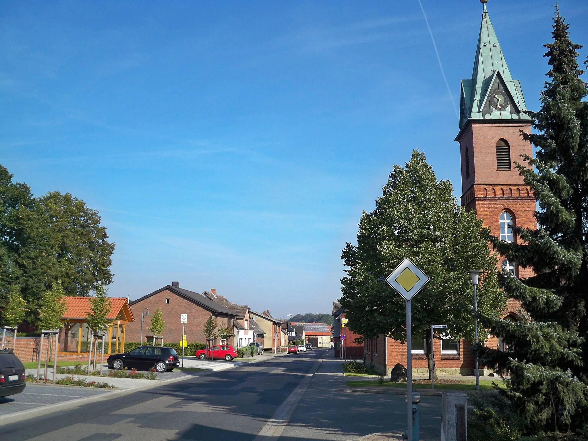 Photo showing: Bergfeld, Lower Saxony, Street view with school house tower