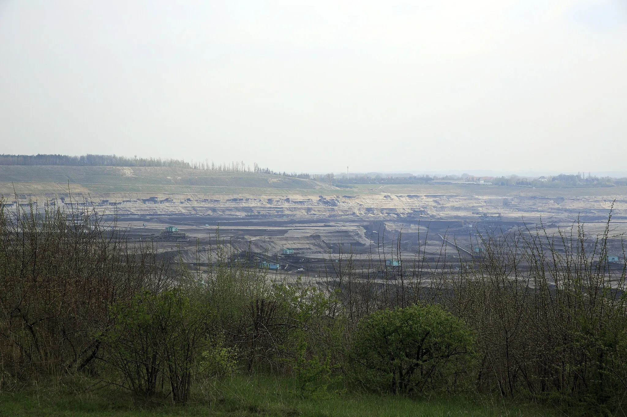 Photo showing: Vom Nordrand Richtung Süden, die Förderung im Grubenbau erfolgt seit Jahren nur noch mit Bandanlagen.