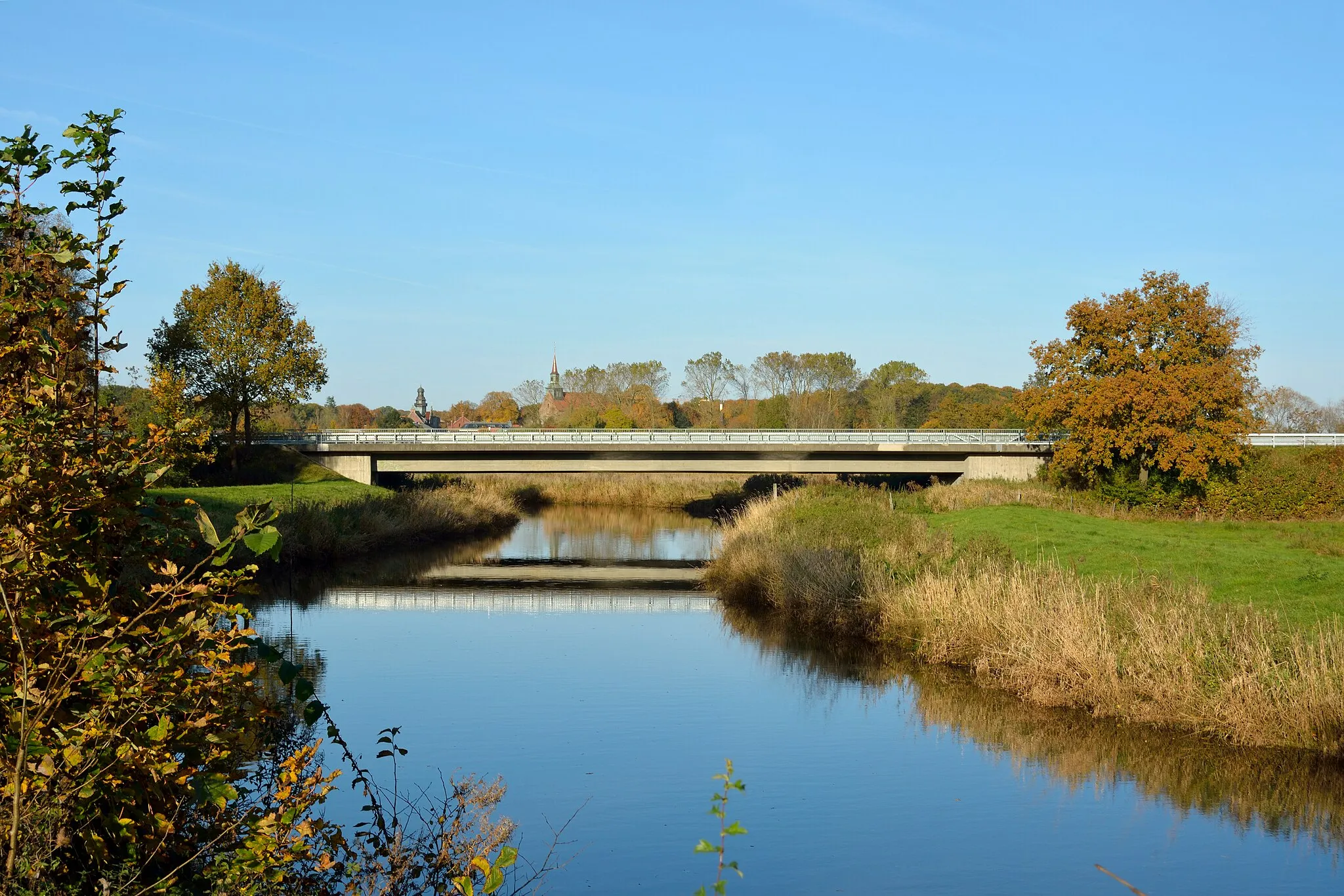 Photo showing: Die Brücke der Bundesstraße 206 über die Stör in Kellinghusen