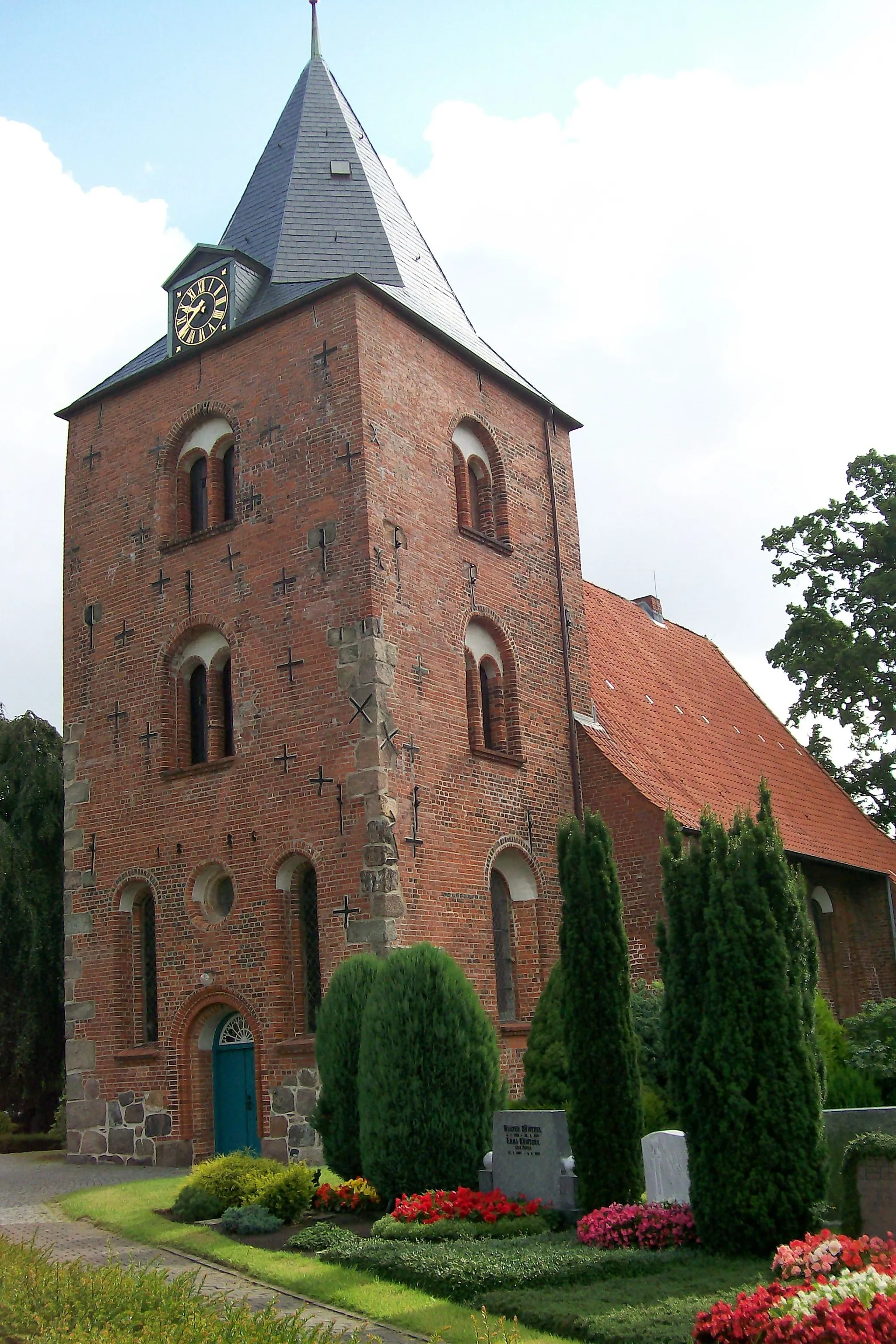 Photo showing: St. Georg church in Lübeck, Schleswig-Holstein, Germany, view from cemetary