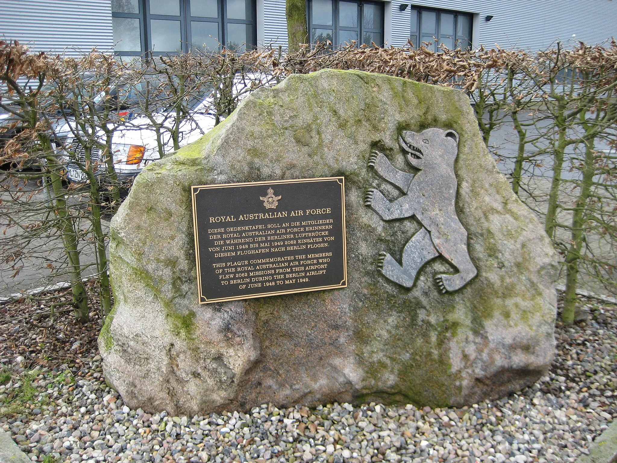 Photo showing: Gedenkstein am Flughafen Lübeck zur Erinnerung an die Piloten der Australischen Royal Air Force, die von hier die Berliner Luftbrücke bildeten