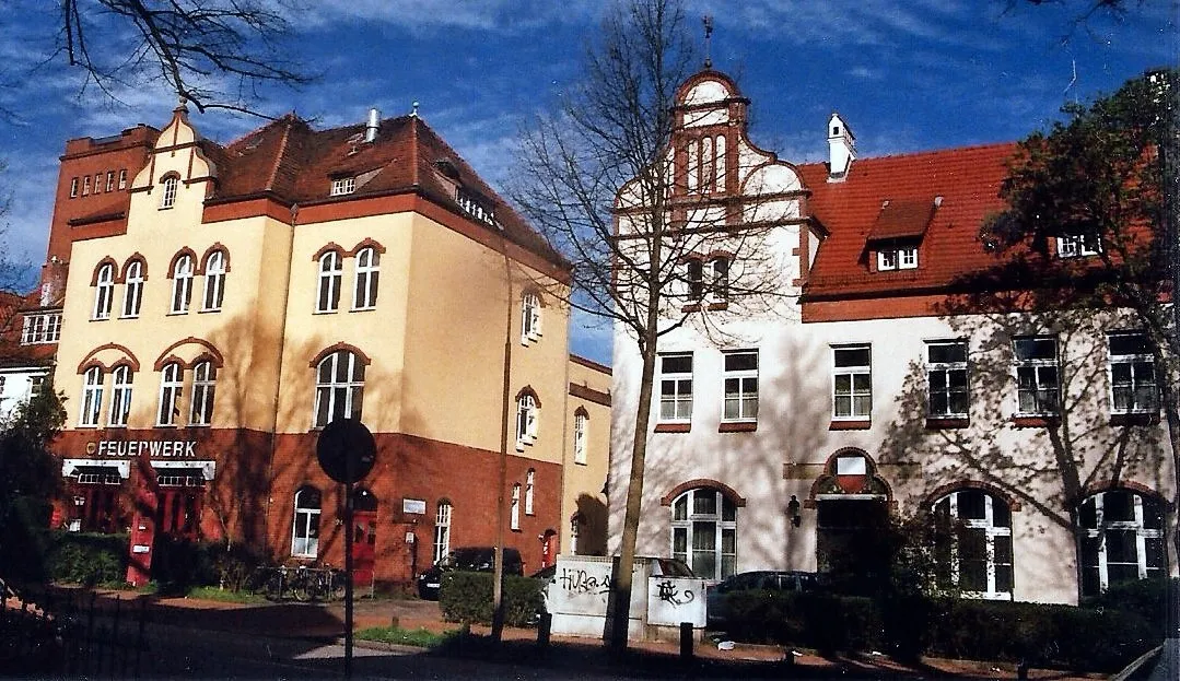 Photo showing: Das Anwachsen der Vorstadt St. Lorenz hatte den Bau einer Feuerwache daselbst notwendig gemacht, die am 13. Januar dem Betrieb übergeben wurde. Einige Wochen später wurde auch die daneben liegende Polizeiwache für die Benutzung fertiggestellt.