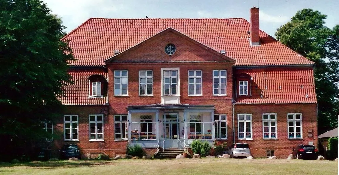 Photo showing: Ehemaliges Herrenhaus und heutiges Gemeindehaus von Krempelsdorf am 29. Juni 2016 gegen 11 Uhr