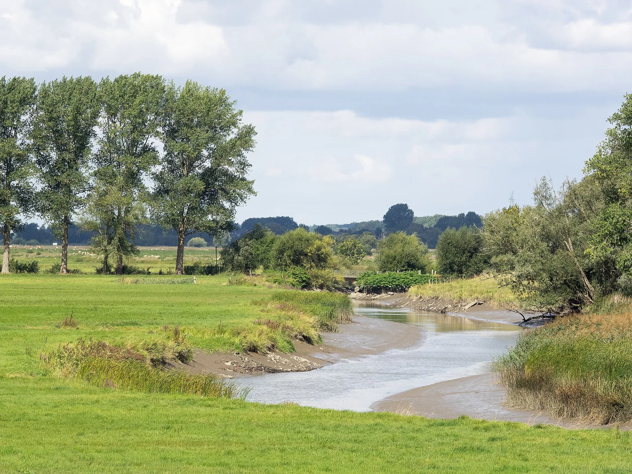 Photo showing: The eastern part of the Haseldorfer Binnenelbe is named Hetlinger Binnenelbe. This shot was taken at the flood barrier where the name is changed once more into Wedeler Au. This barrier marks the eastern limit of the natural reserve.