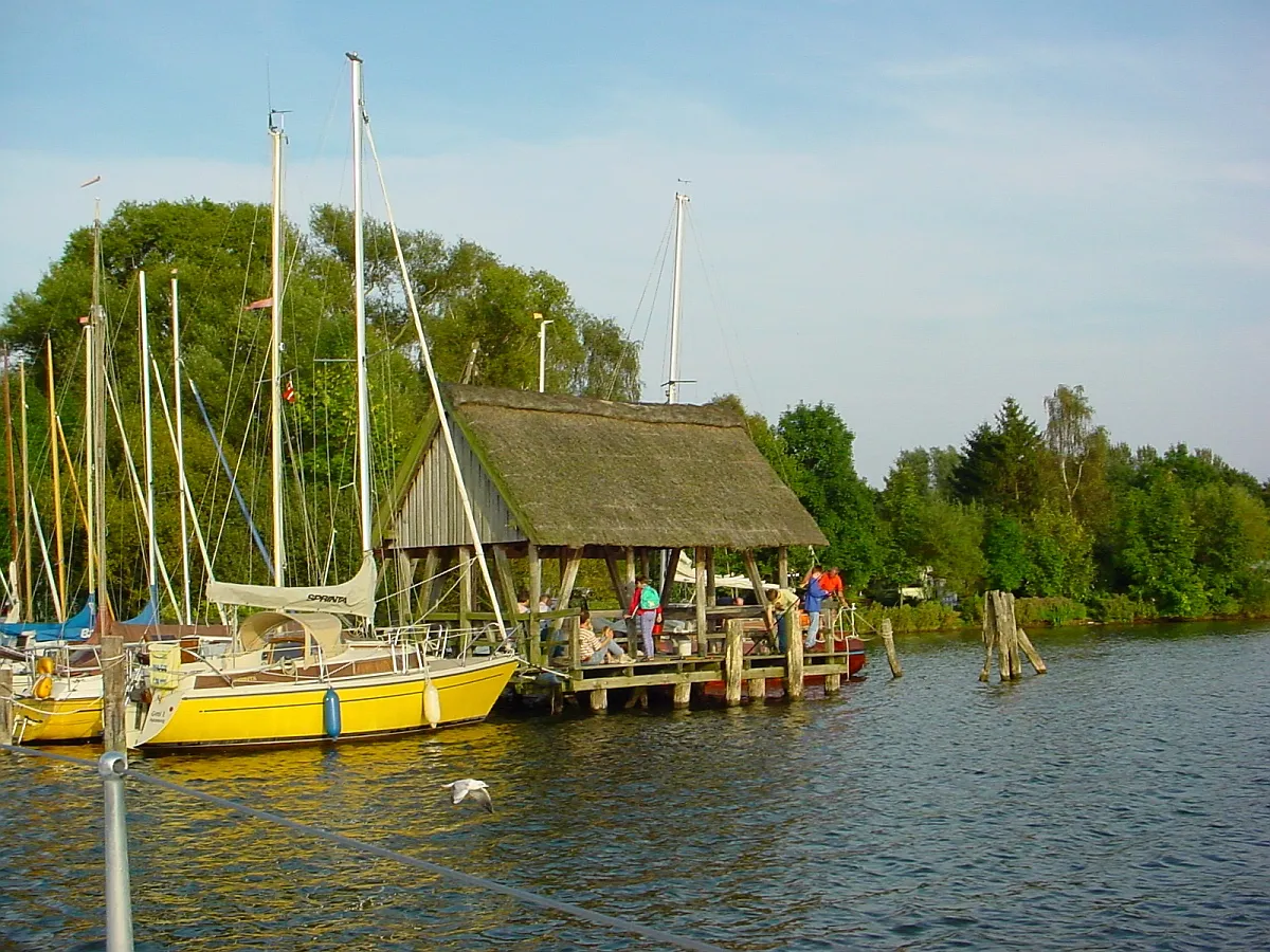 Photo showing: Bootsanlegestelle Römnitzer Mühle im Ratzeburger See in Schleswig-Holstein.