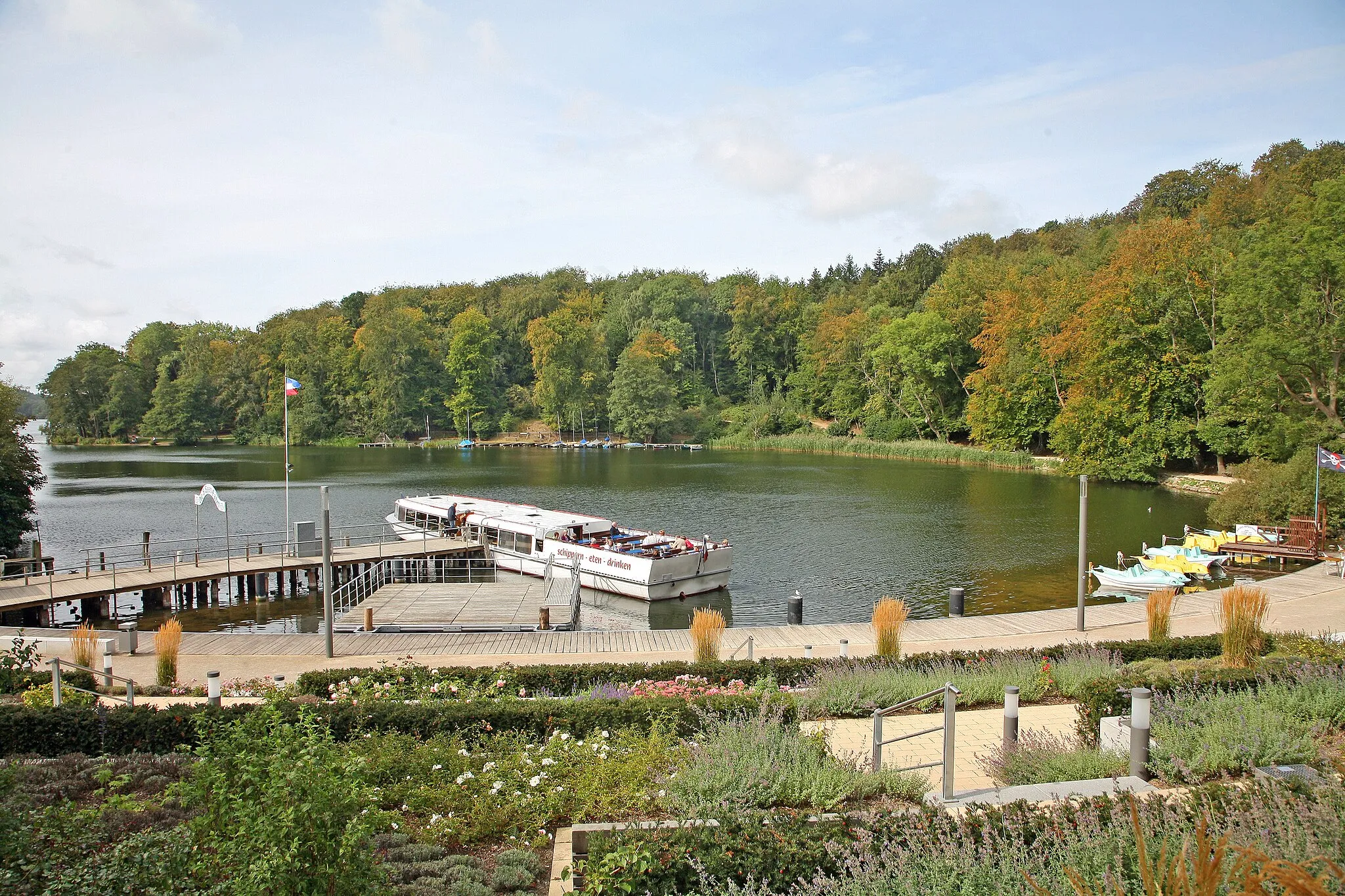 Photo showing: Ratzeburg, eine Stadt im Naturpark Lauenburgische Seen. Die Altstadt liegt auf einer Halbinsel im Ratzeburger See.