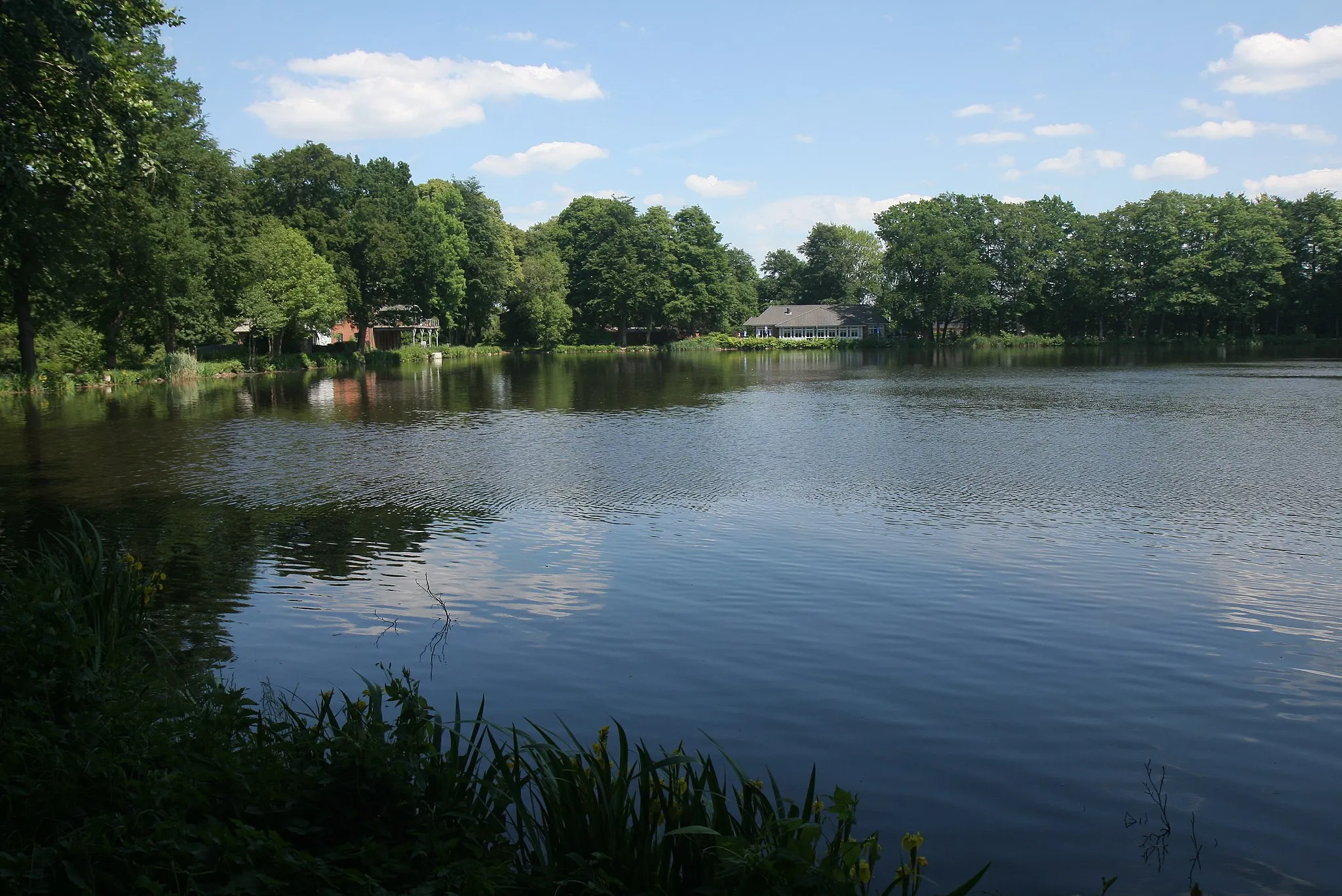 Photo showing: Mühlenteich mit Alter Mühle (links) und Restaurant-Café Seeterrassen (Bildmitte) in Weddelbrook.