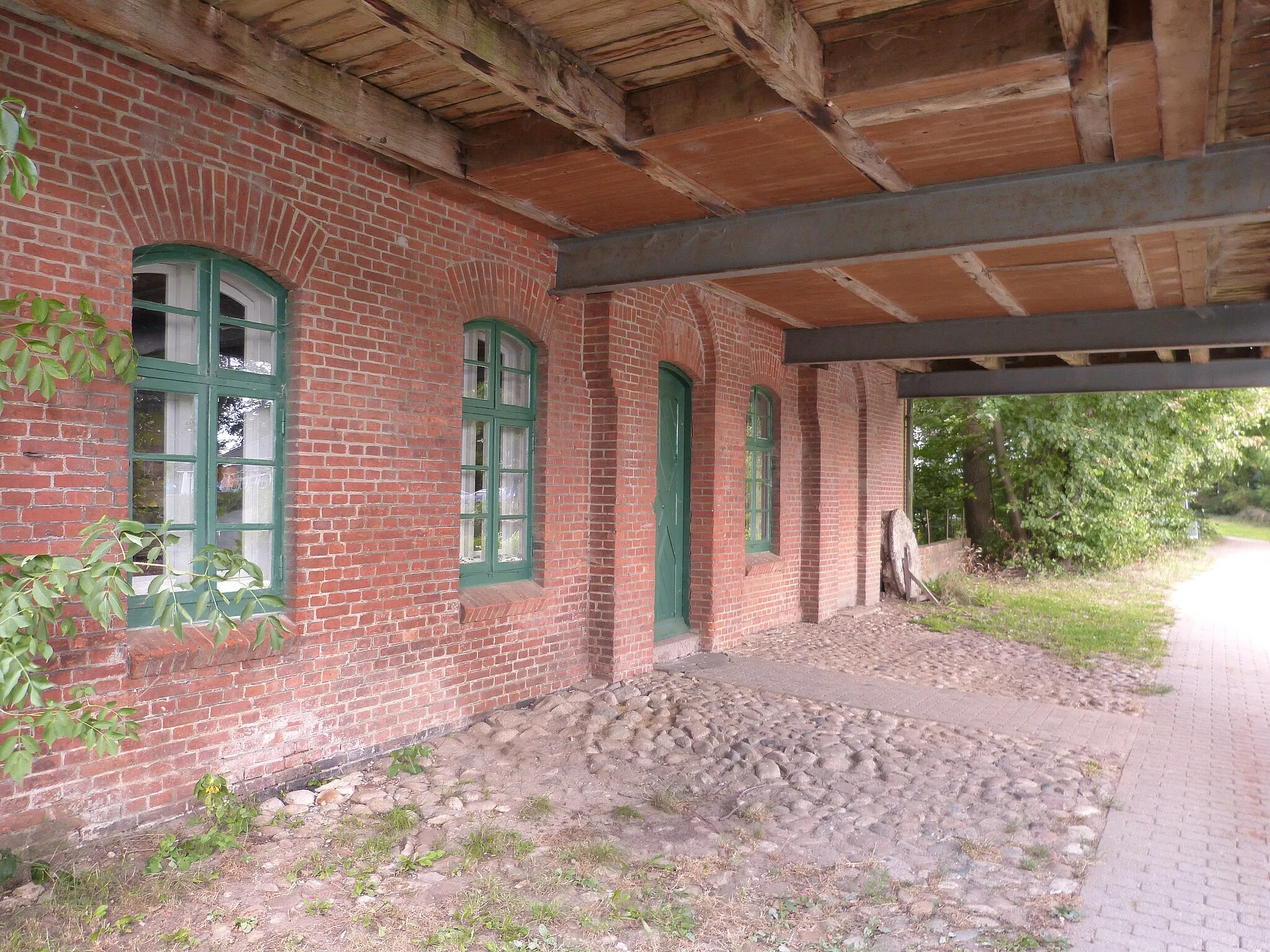 Photo showing: Die dem Teich zugewandte Seite der Wassermühle Weddelbrook.